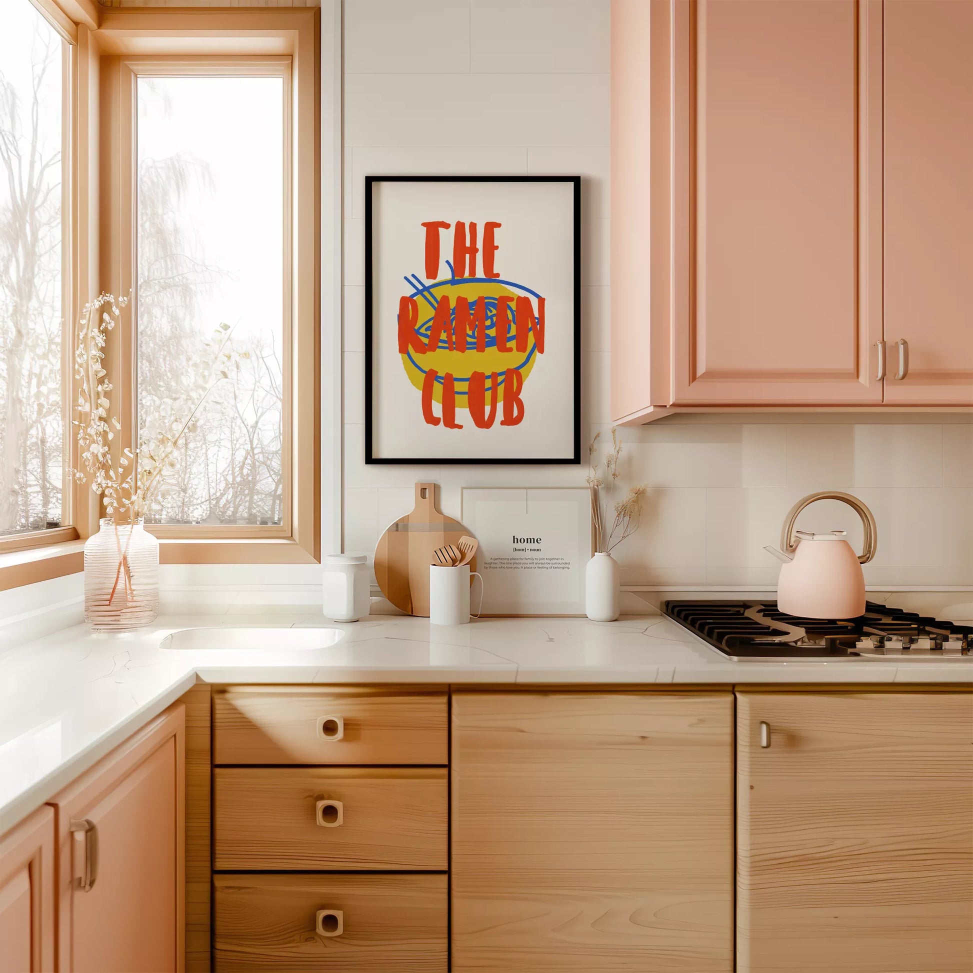 黄色いラーメン丼とオレンジ色の文字で描かれたモダンなポップアート