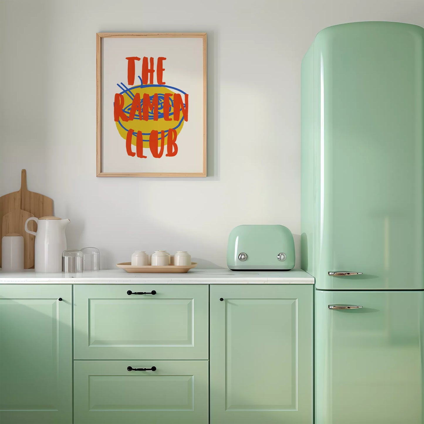 黄色いラーメン丼とオレンジ色の文字で描かれたモダンなポップアート