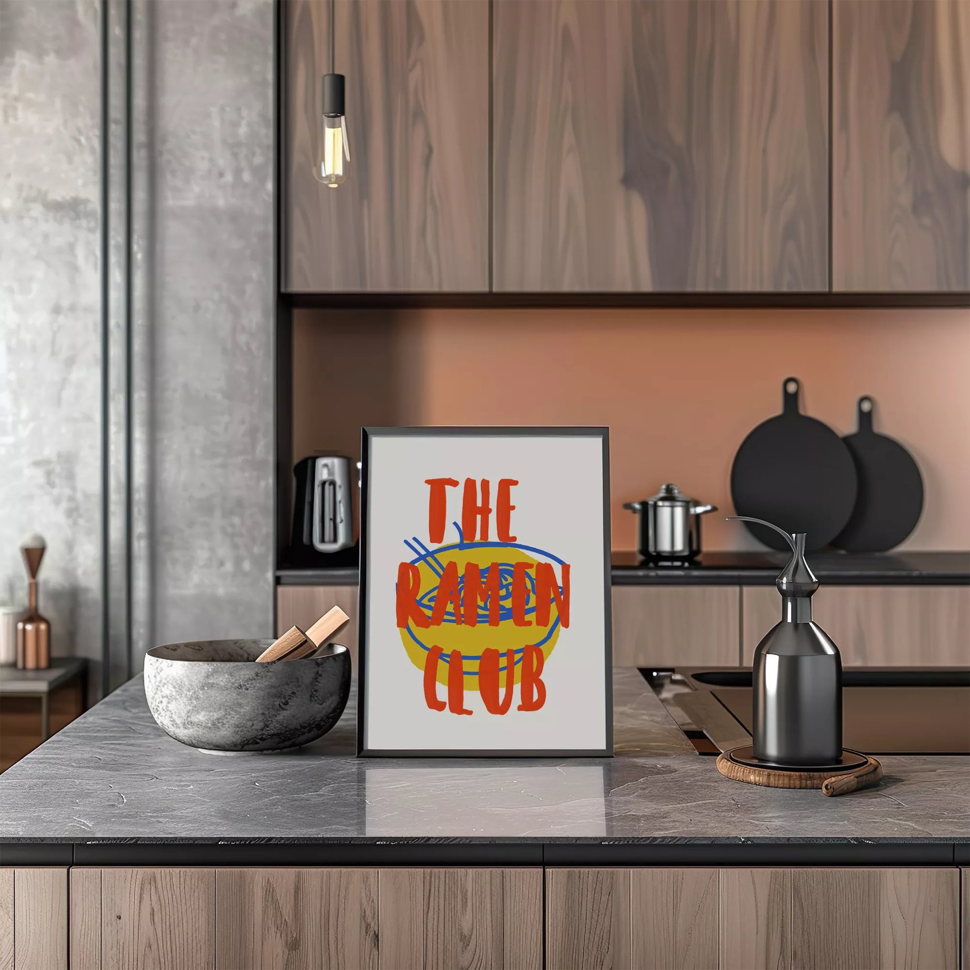 黄色いラーメン丼とオレンジ色の文字で描かれたモダンなポップアート
