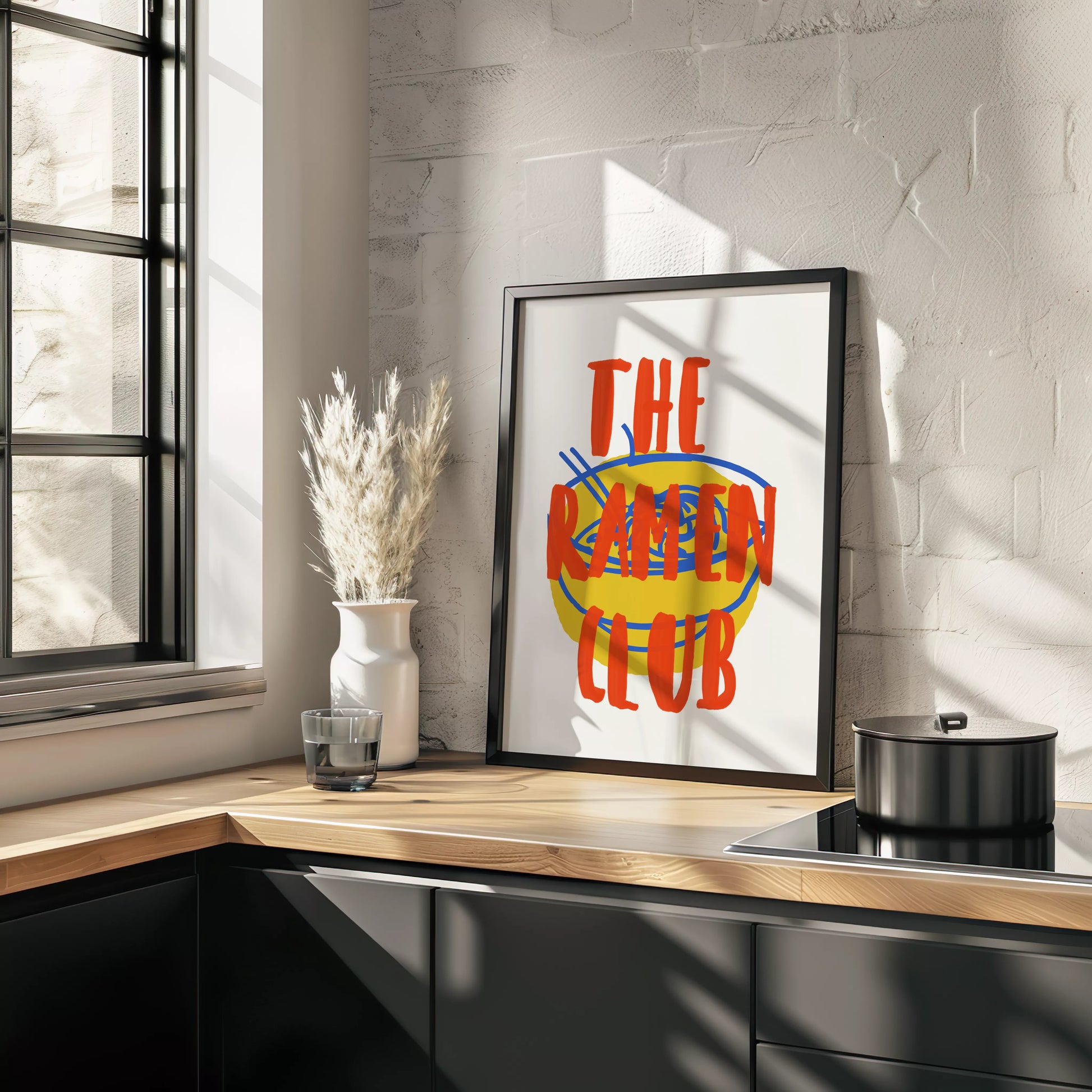 黄色いラーメン丼とオレンジ色の文字で描かれたモダンなポップアート