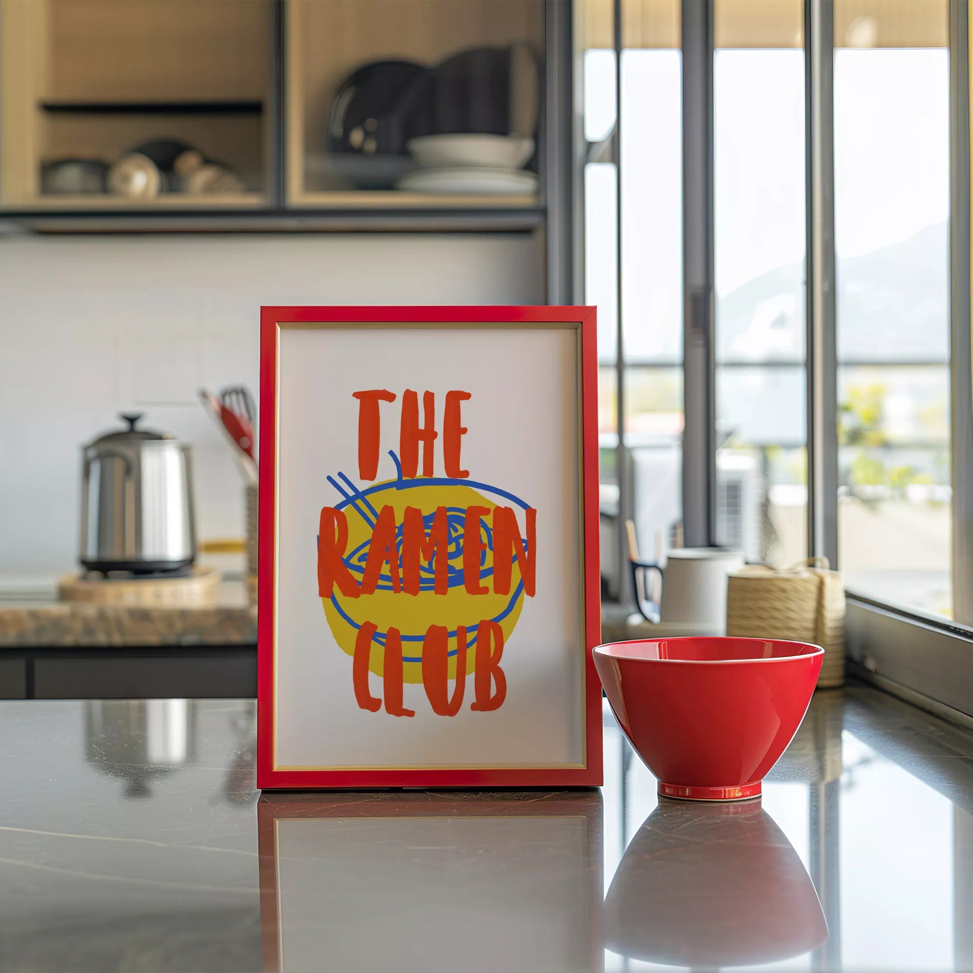 黄色いラーメン丼とオレンジ色の文字で描かれたモダンなポップアート