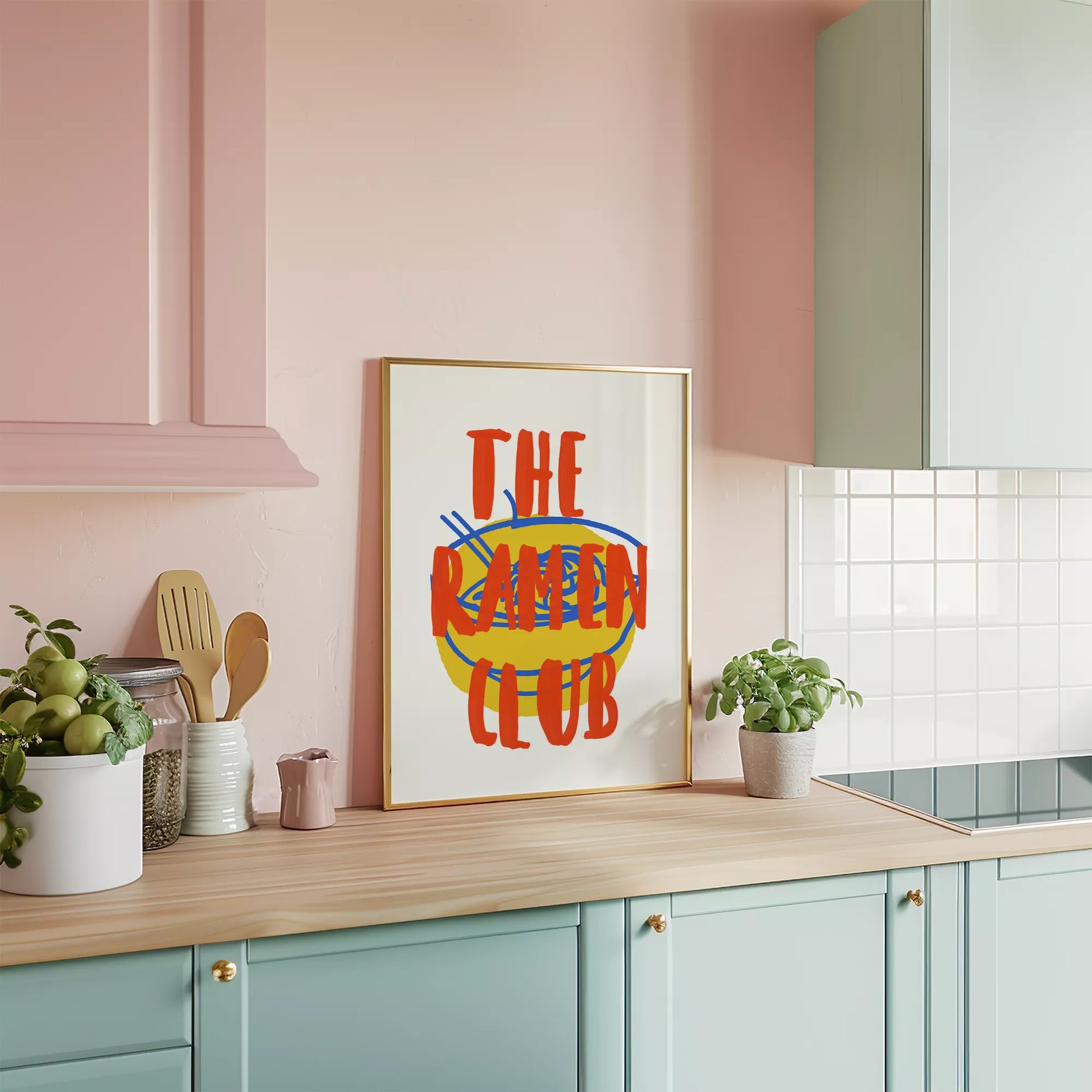 黄色いラーメン丼とオレンジ色の文字で描かれたモダンなポップアート