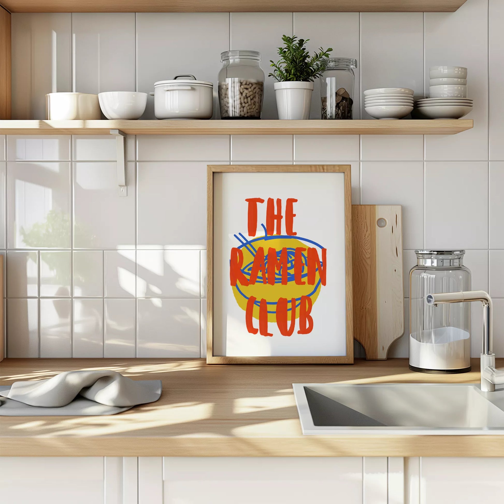 黄色いラーメン丼とオレンジ色の文字で描かれたモダンなポップアート