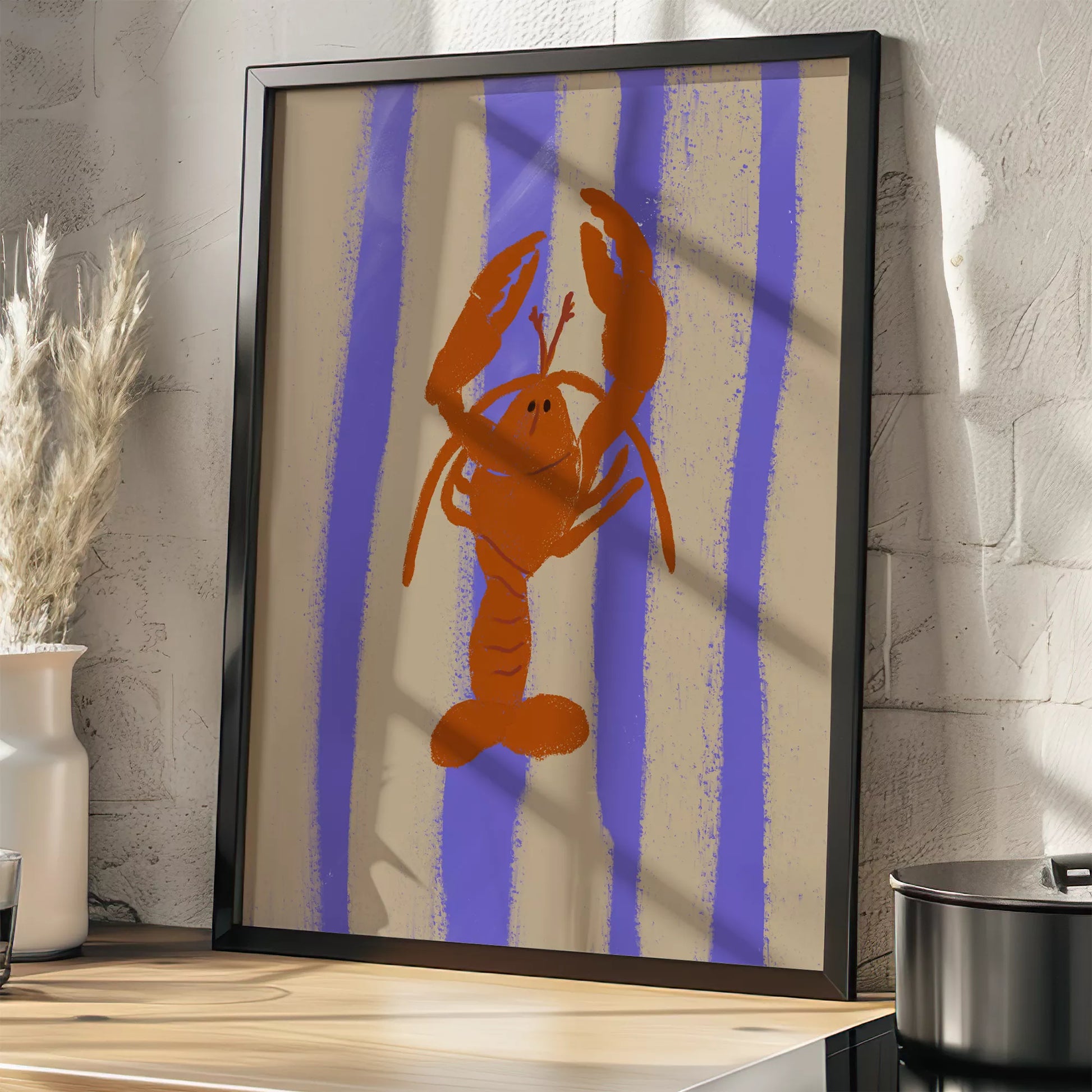 紫のストライプ背景に赤いロブスターのレトロなイラストアート