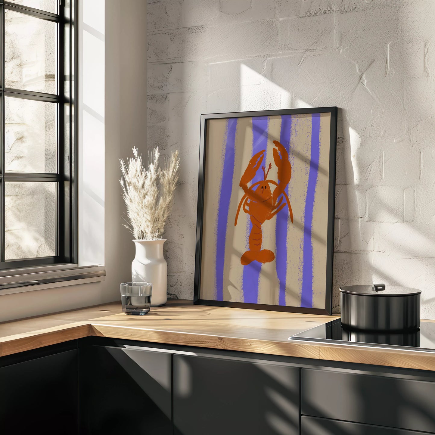 紫のストライプ背景に赤いロブスターのレトロなイラストアート