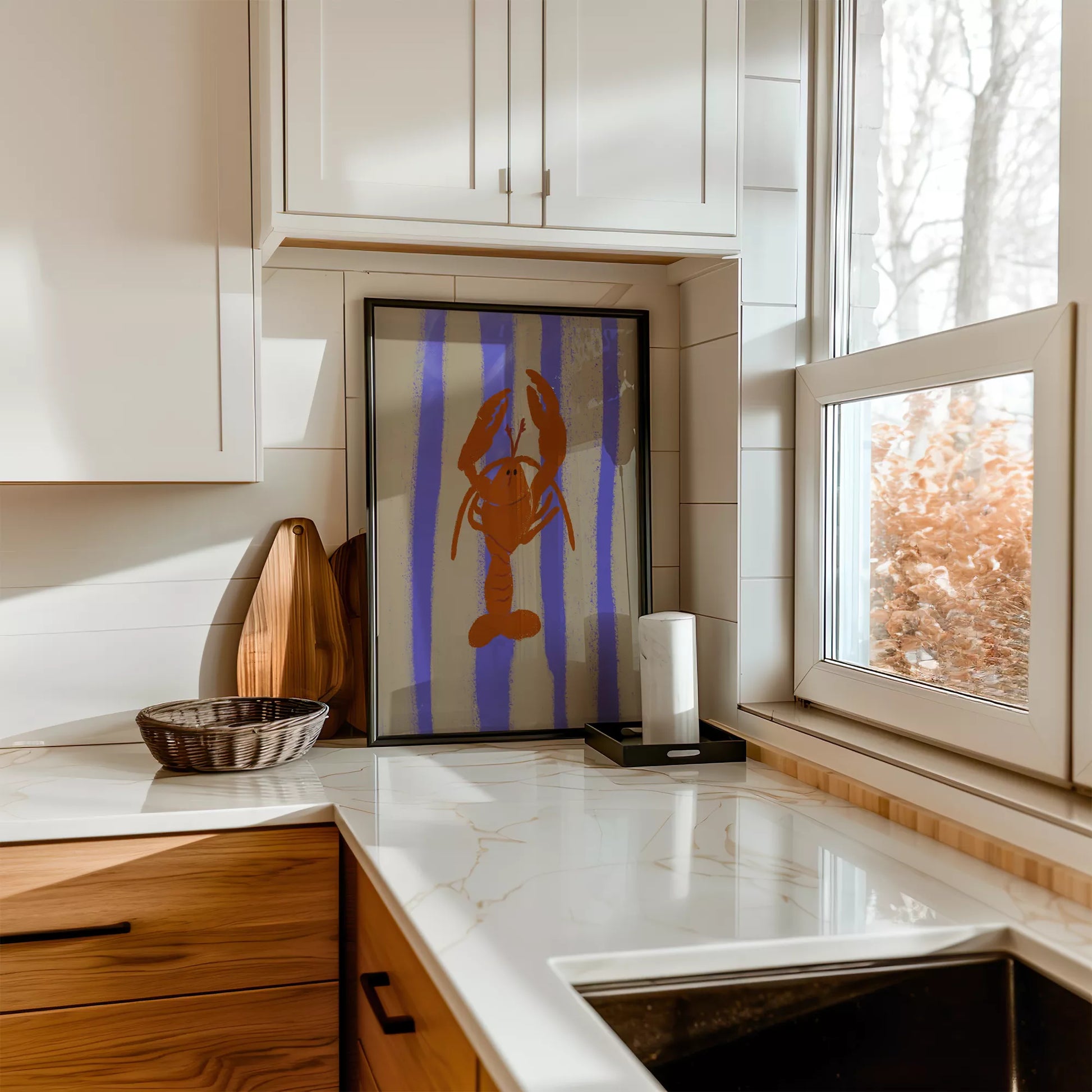 紫のストライプ背景に赤いロブスターのレトロなイラストアート