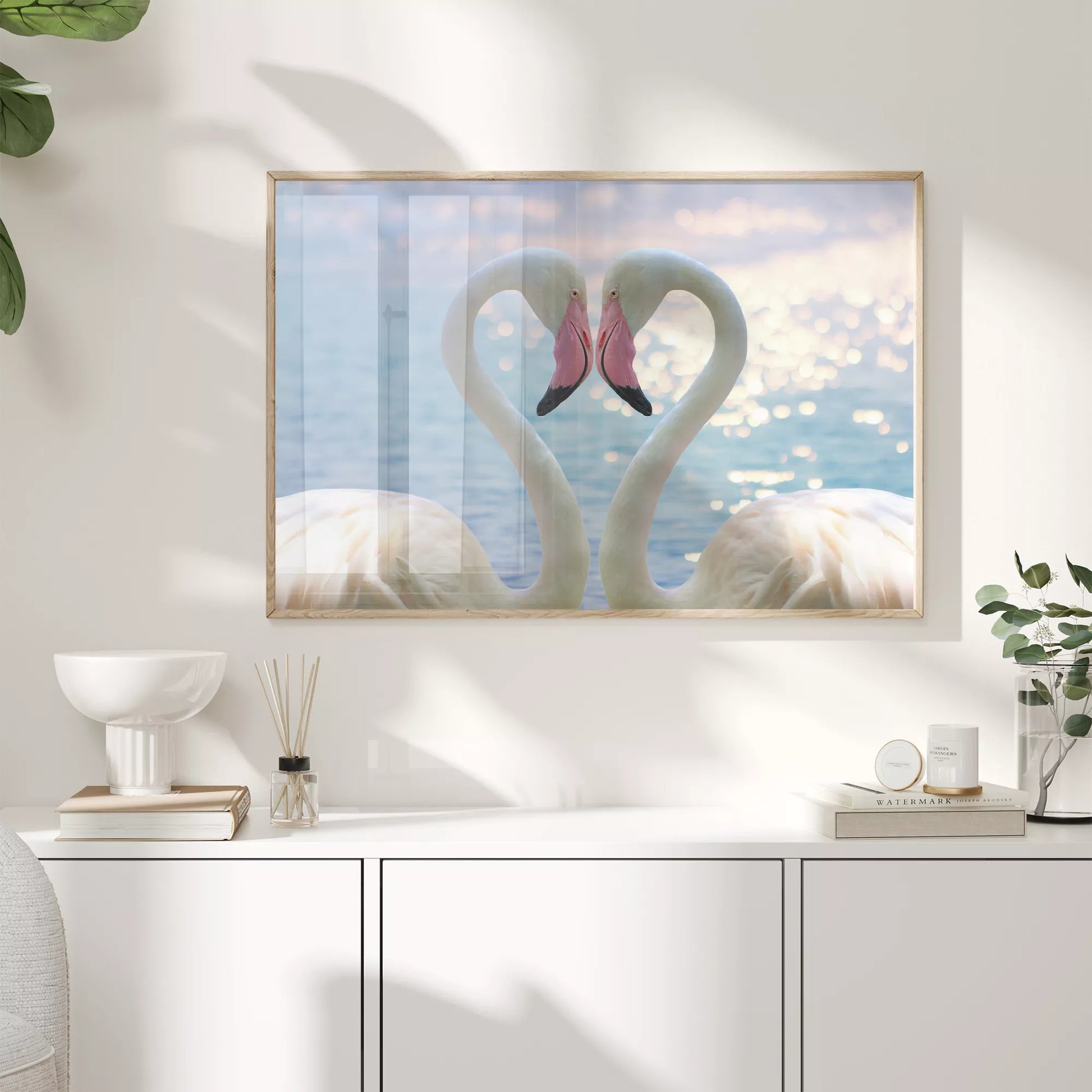 ハート型を描くフラミンゴペアの水辺の風景アート