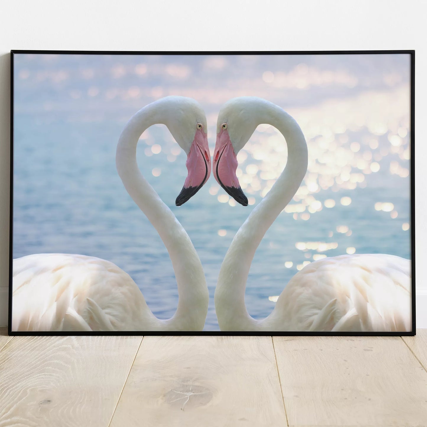 ハート型を描くフラミンゴペアの水辺の風景アート