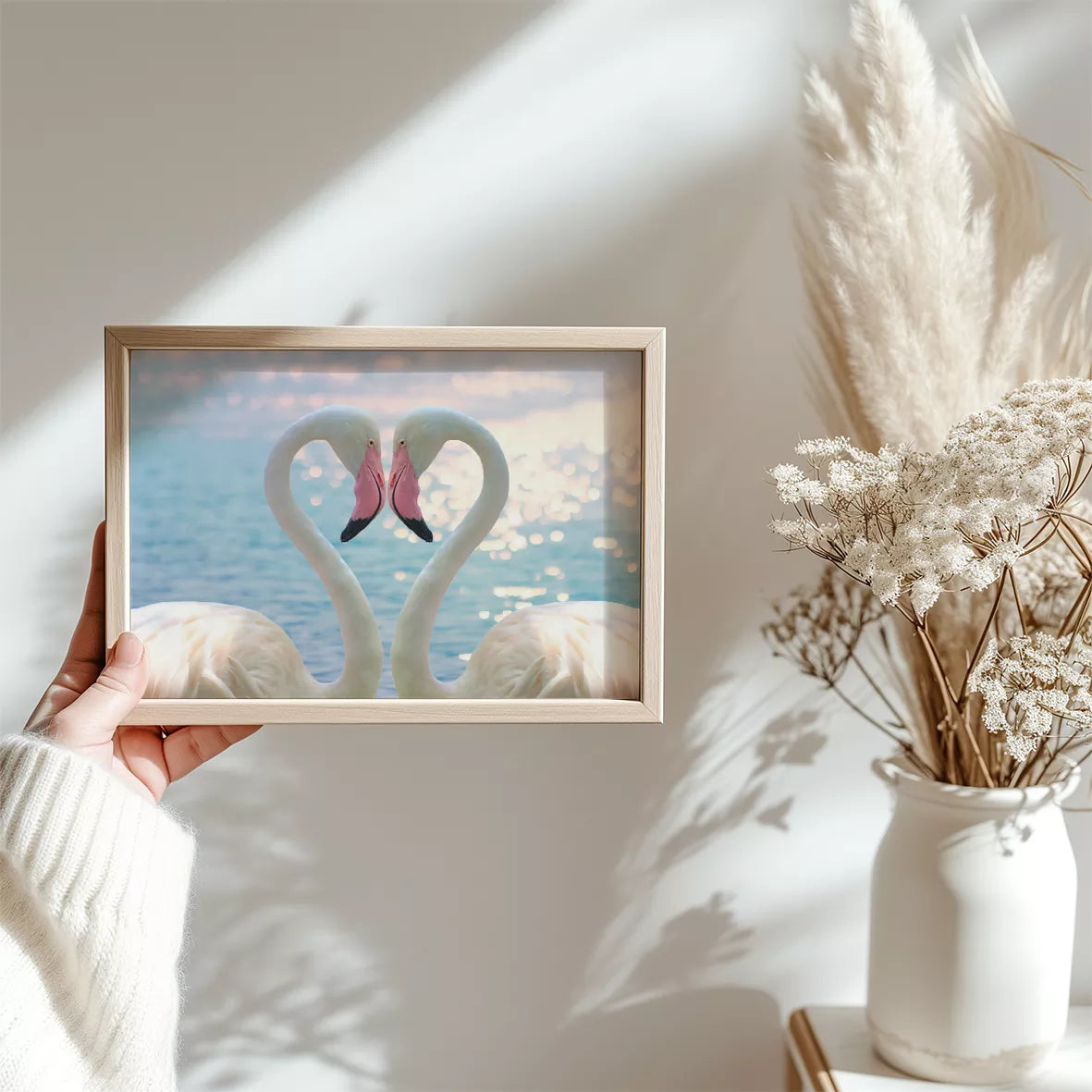 ハート型を描くフラミンゴペアの水辺の風景アート