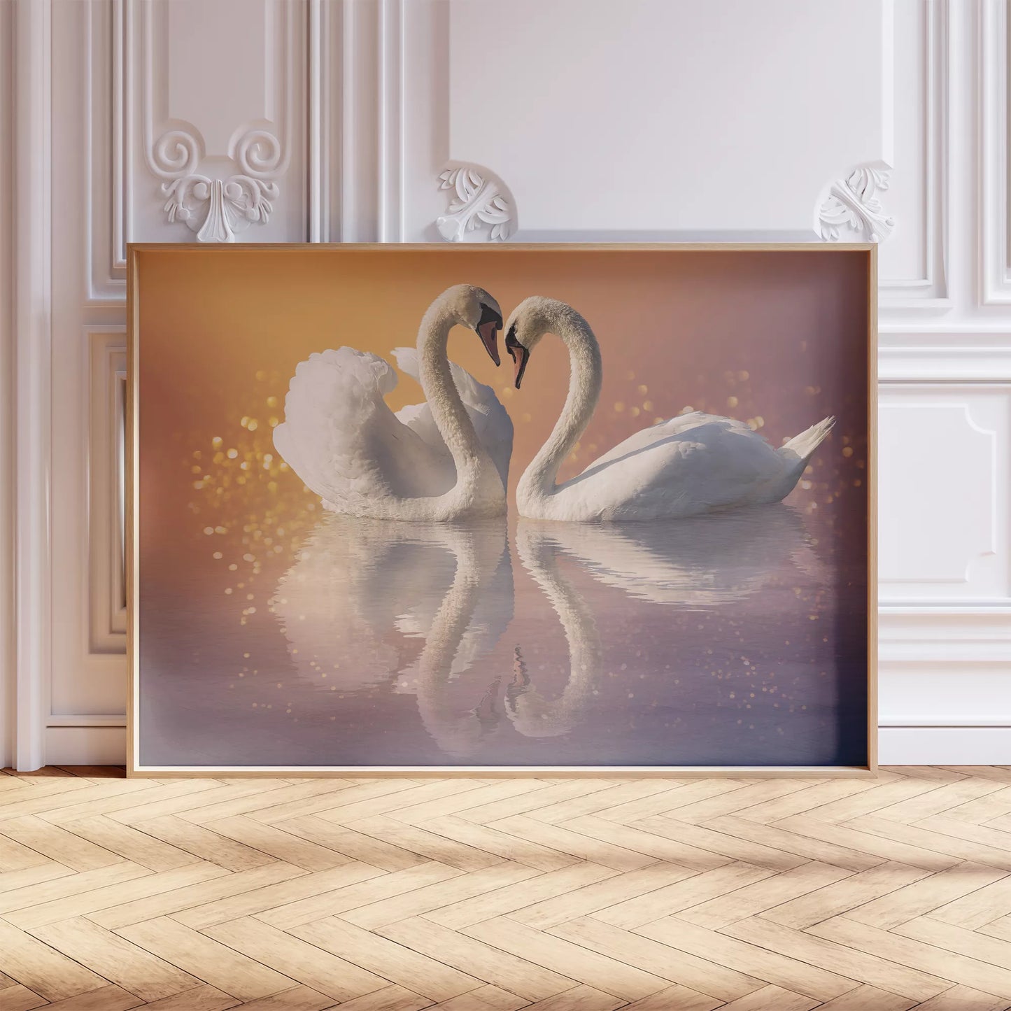 夕暮れの湖面で寄り添う白鳥のカップル、ハートの形を描く優美な姿