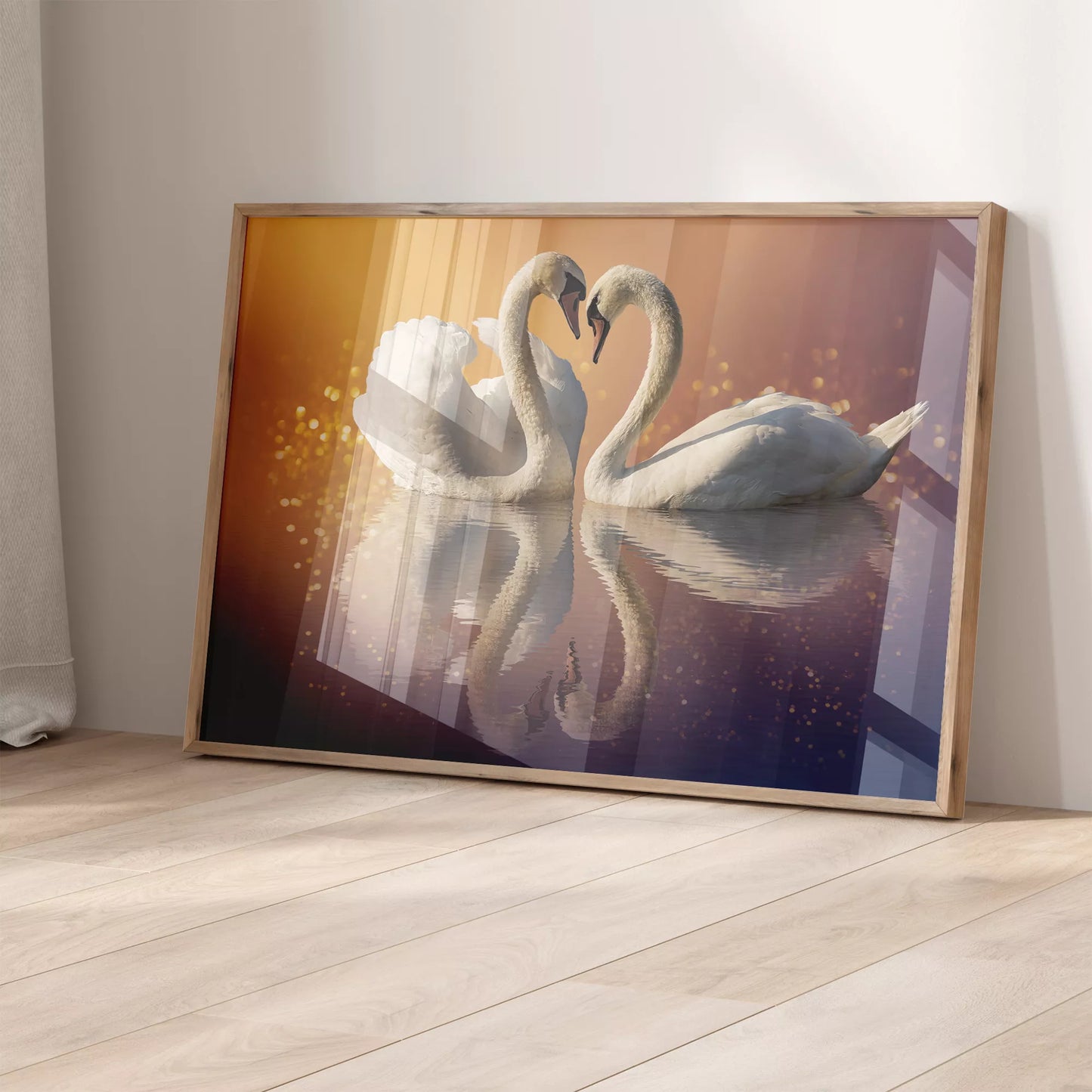 夕暮れの湖面で寄り添う白鳥のカップル、ハートの形を描く優美な姿