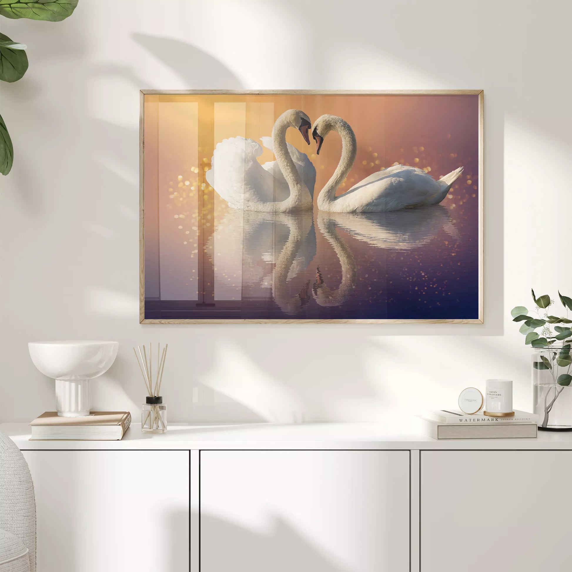 夕暮れの湖面で寄り添う白鳥のカップル、ハートの形を描く優美な姿