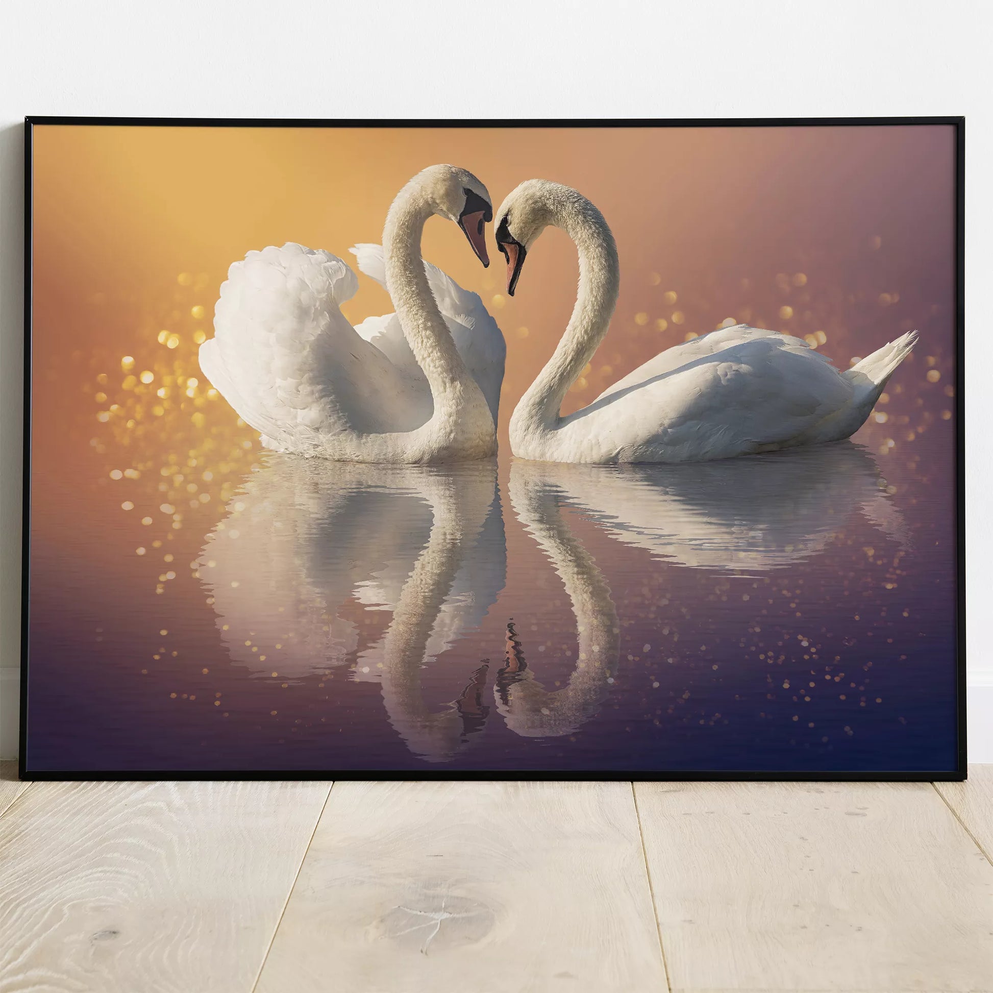 夕暮れの湖面で寄り添う白鳥のカップル、ハートの形を描く優美な姿
