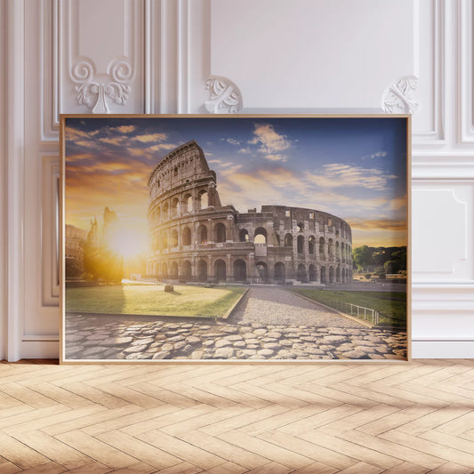 夕陽に輝くローマのコロッセオ、黄金色の光と青空の壮大な風景