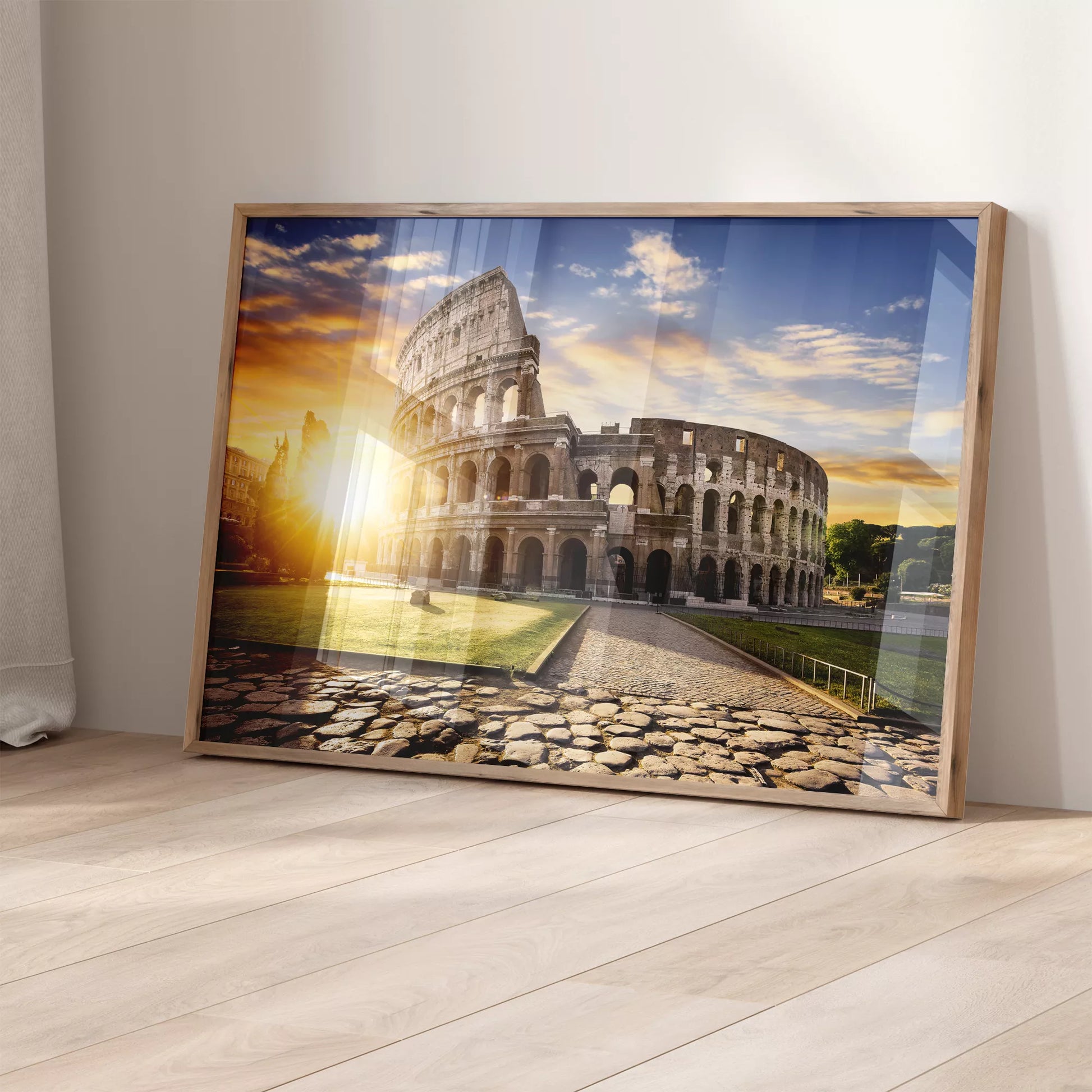 夕陽に輝くローマのコロッセオ、黄金色の光と青空の壮大な風景