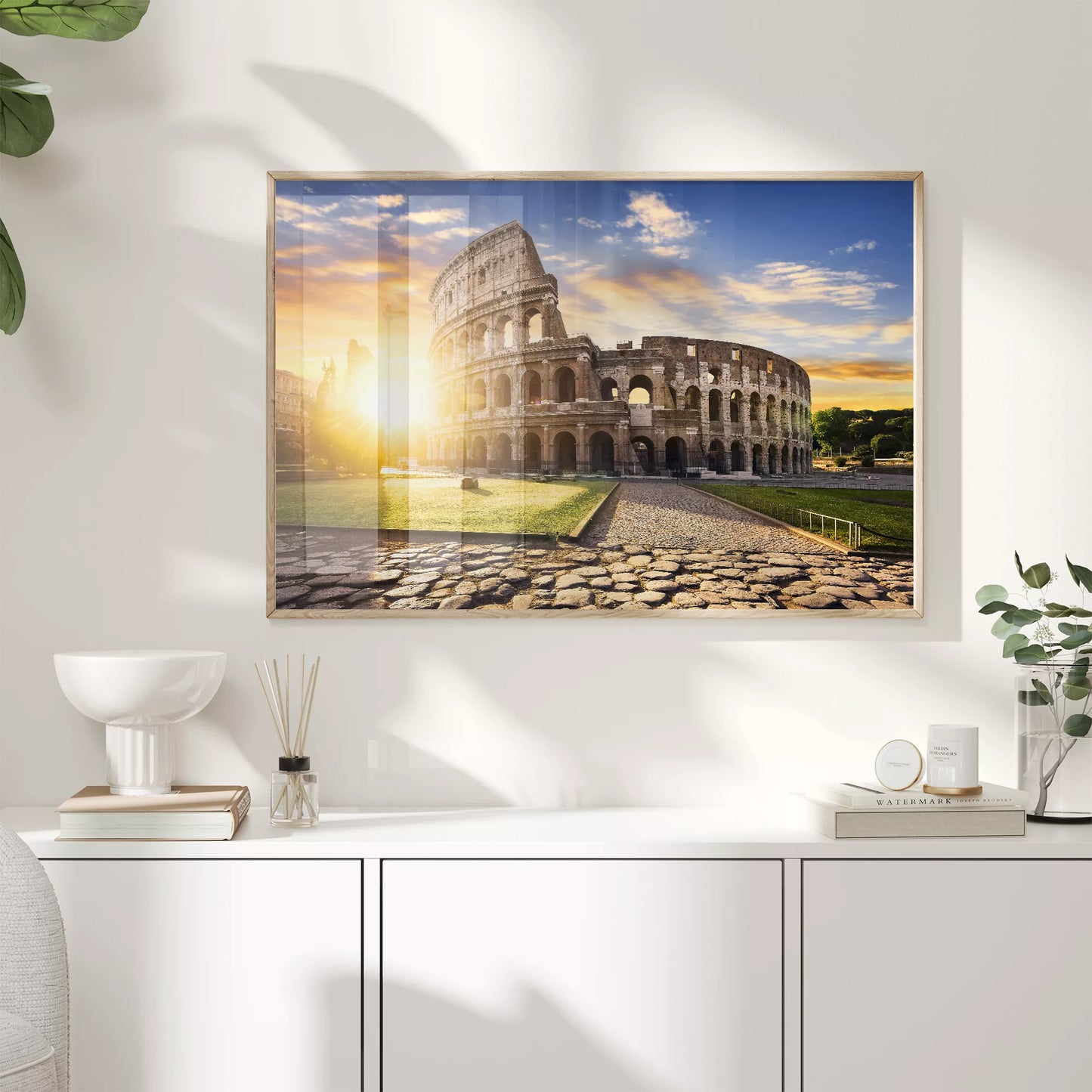 夕陽に輝くローマのコロッセオ、黄金色の光と青空の壮大な風景