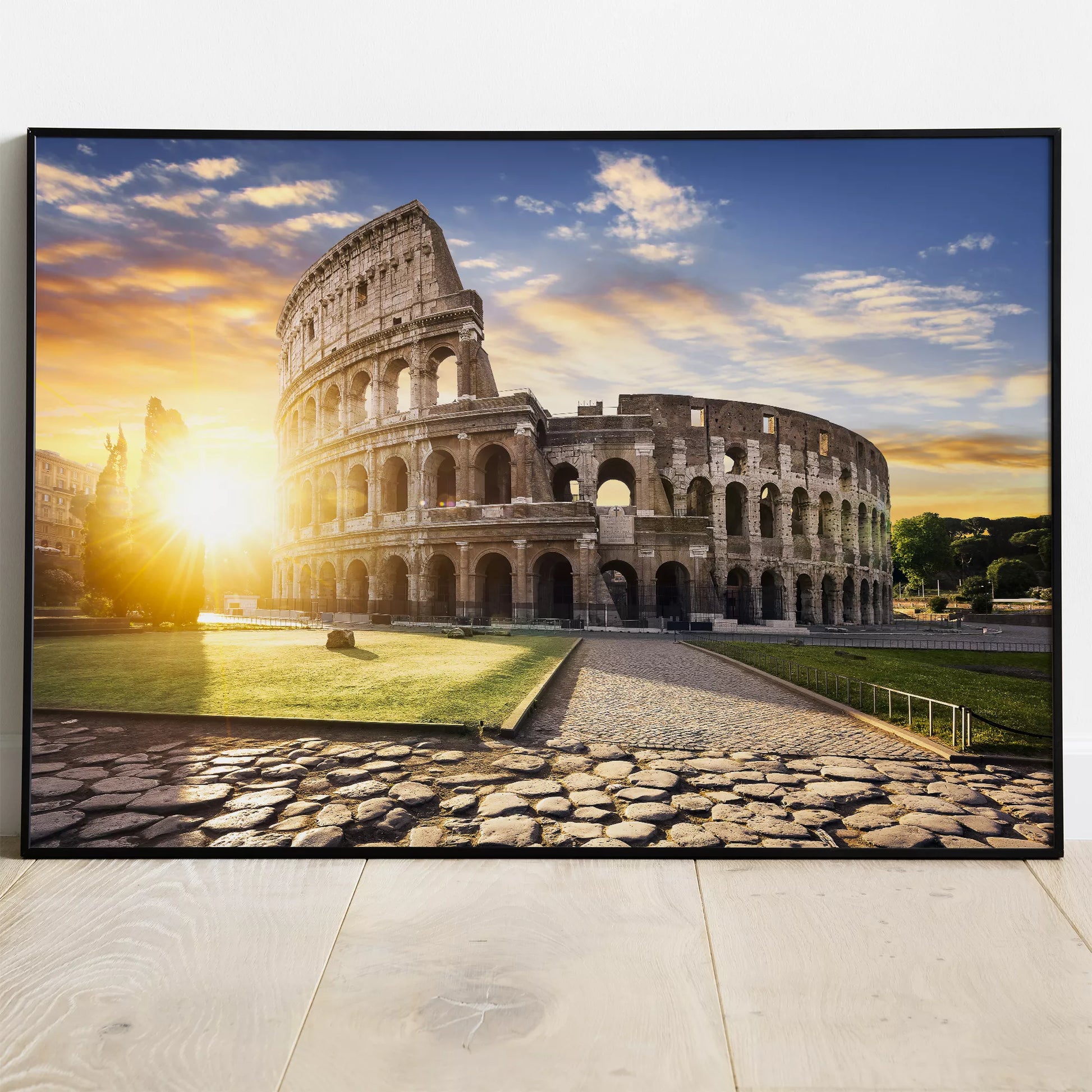 夕陽に輝くローマのコロッセオ、黄金色の光と青空の壮大な風景