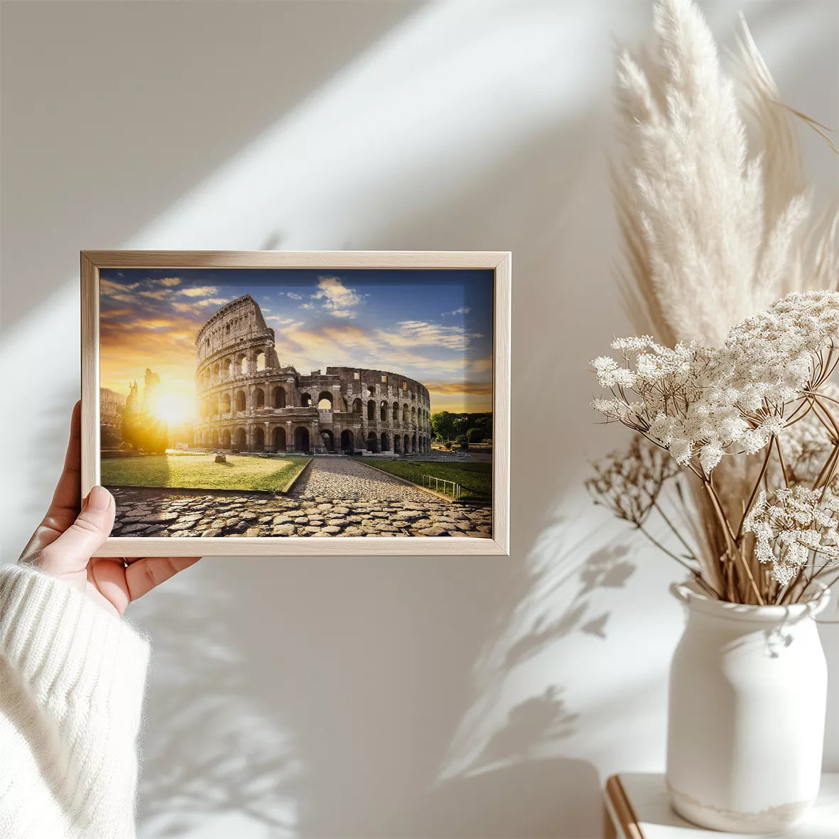 夕陽に輝くローマのコロッセオ、黄金色の光と青空の壮大な風景