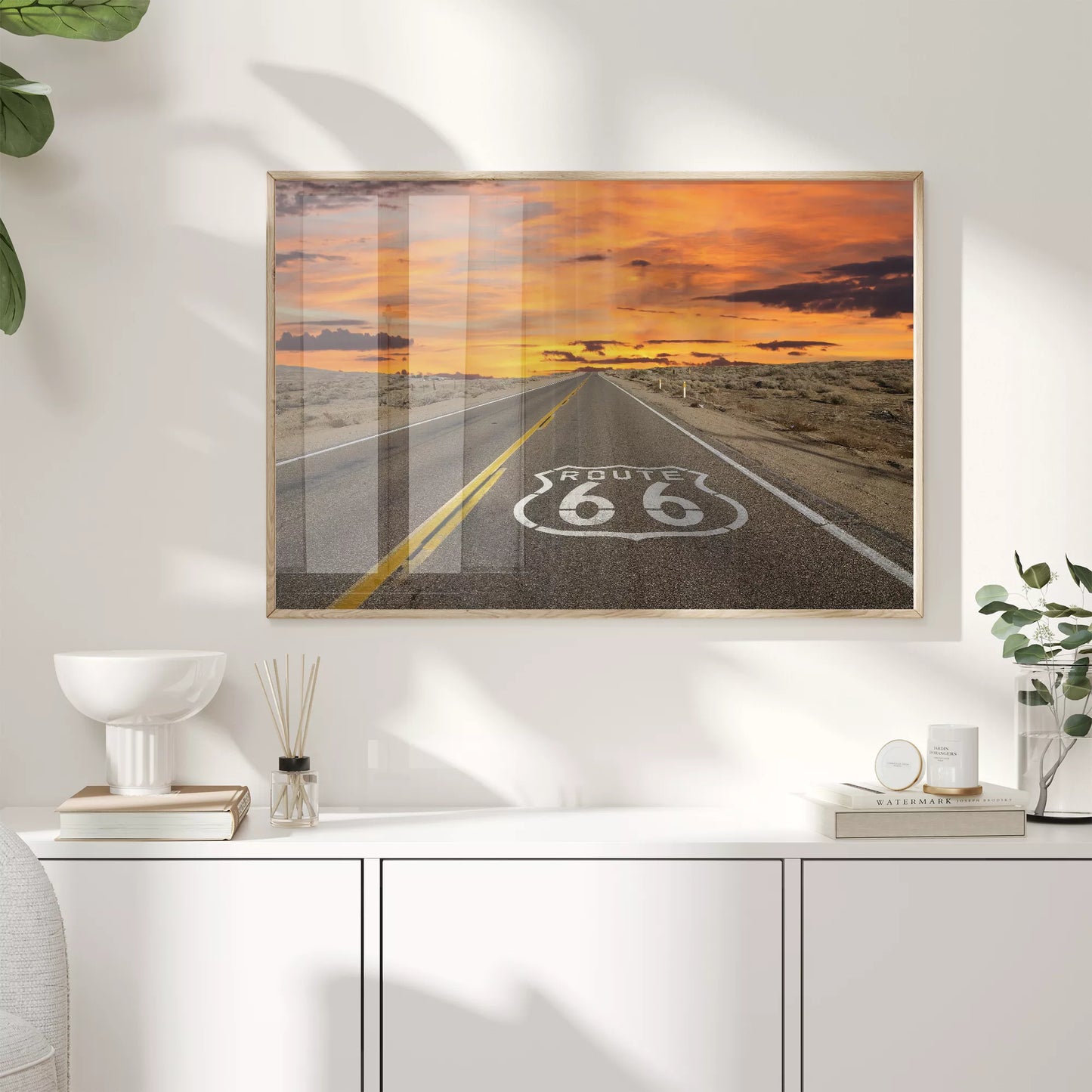 ルート66の象徴的な道路と燃えるような夕焼けの風景アート
