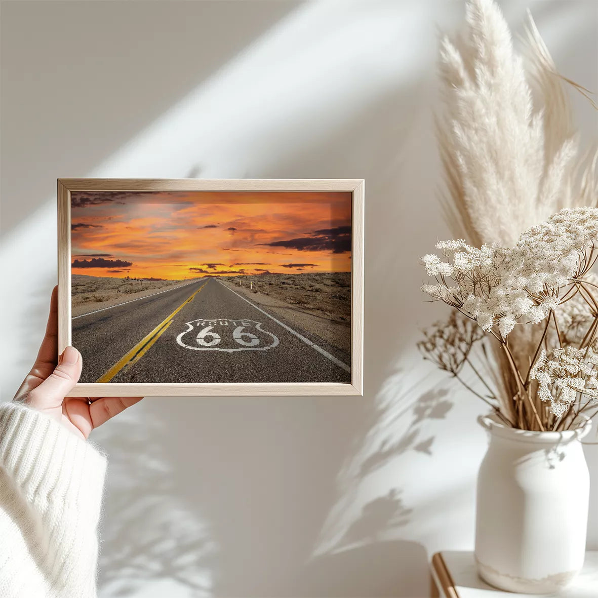 ルート66の象徴的な道路と燃えるような夕焼けの風景アート