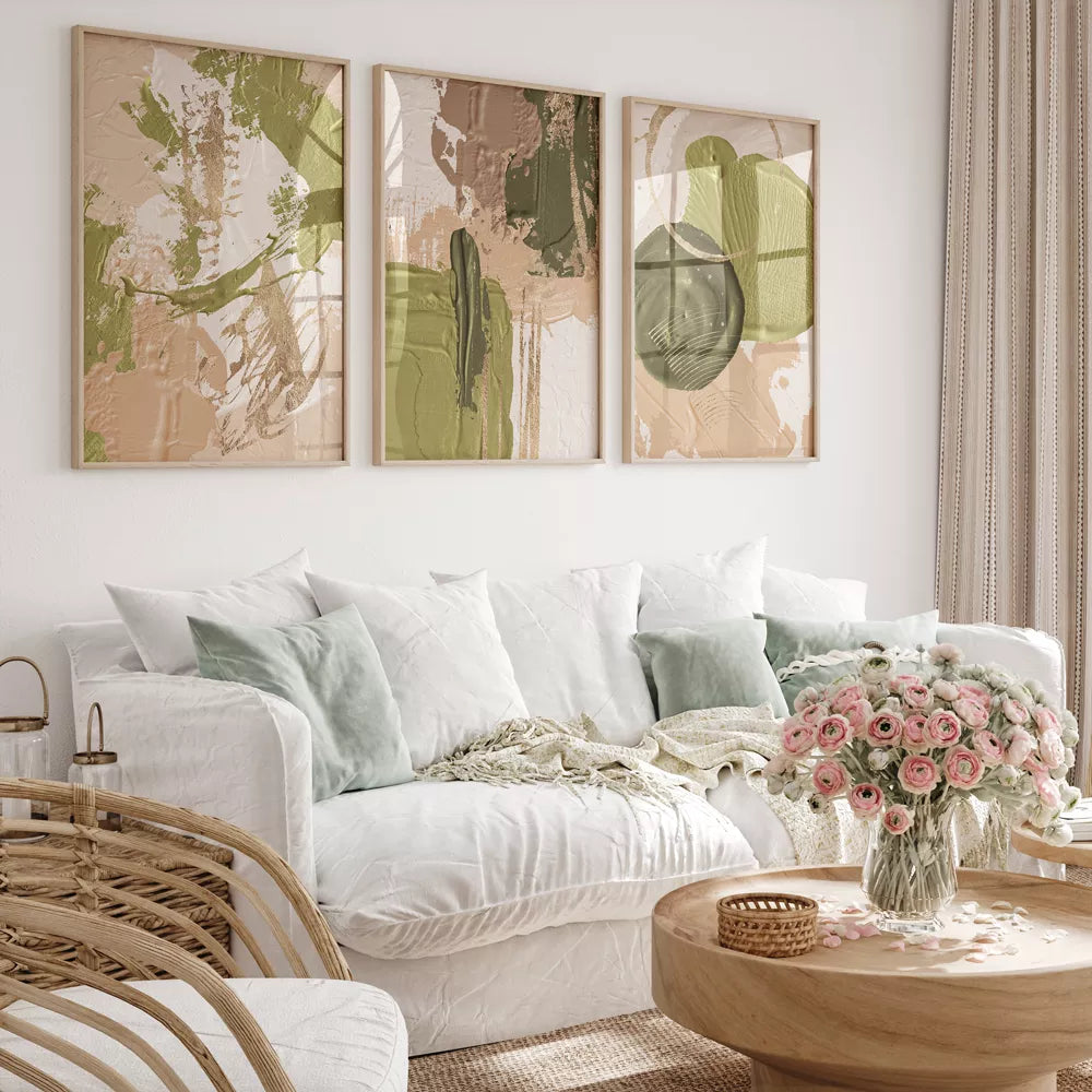 セージグリーンとベージュの抽象的な3連アート、金箔のアクセント付き