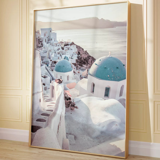 サントリーニ島の白壁の街並みと青いドームの教会、エーゲ海の景色