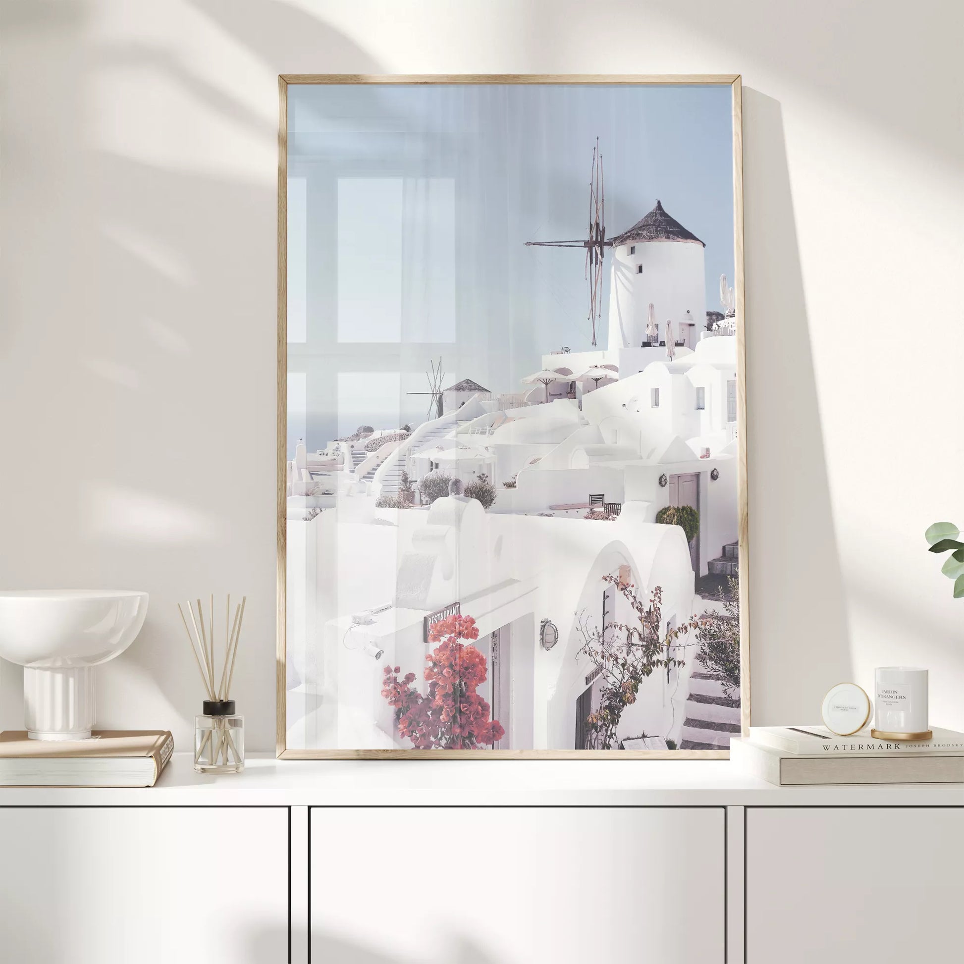 サントリーニ島の白壁の建物と風車、赤いブーゲンビリアが咲く地中海風景