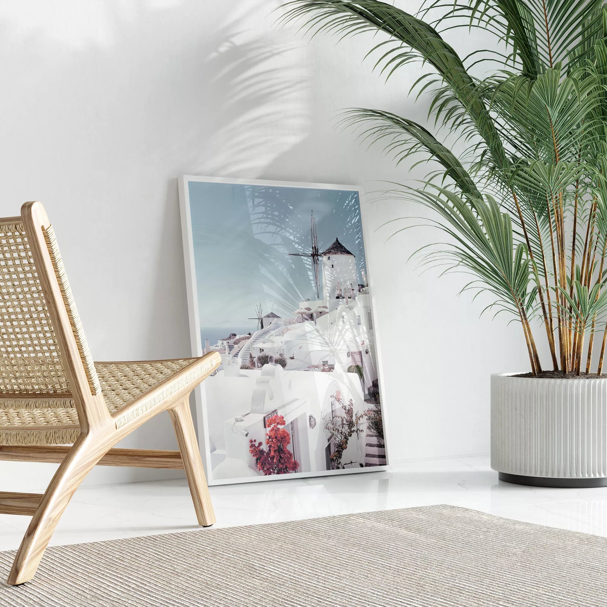 サントリーニ島の白壁の建物と風車、赤いブーゲンビリアが咲く地中海風景