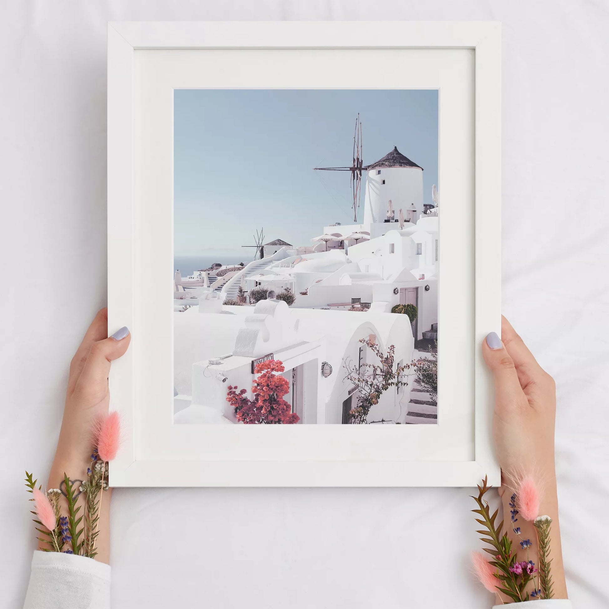 サントリーニ島の白壁の建物と風車、赤いブーゲンビリアが咲く地中海風景