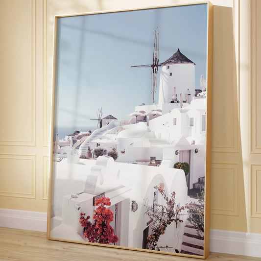 サントリーニ島の白壁の建物と風車、赤いブーゲンビリアが咲く地中海風景