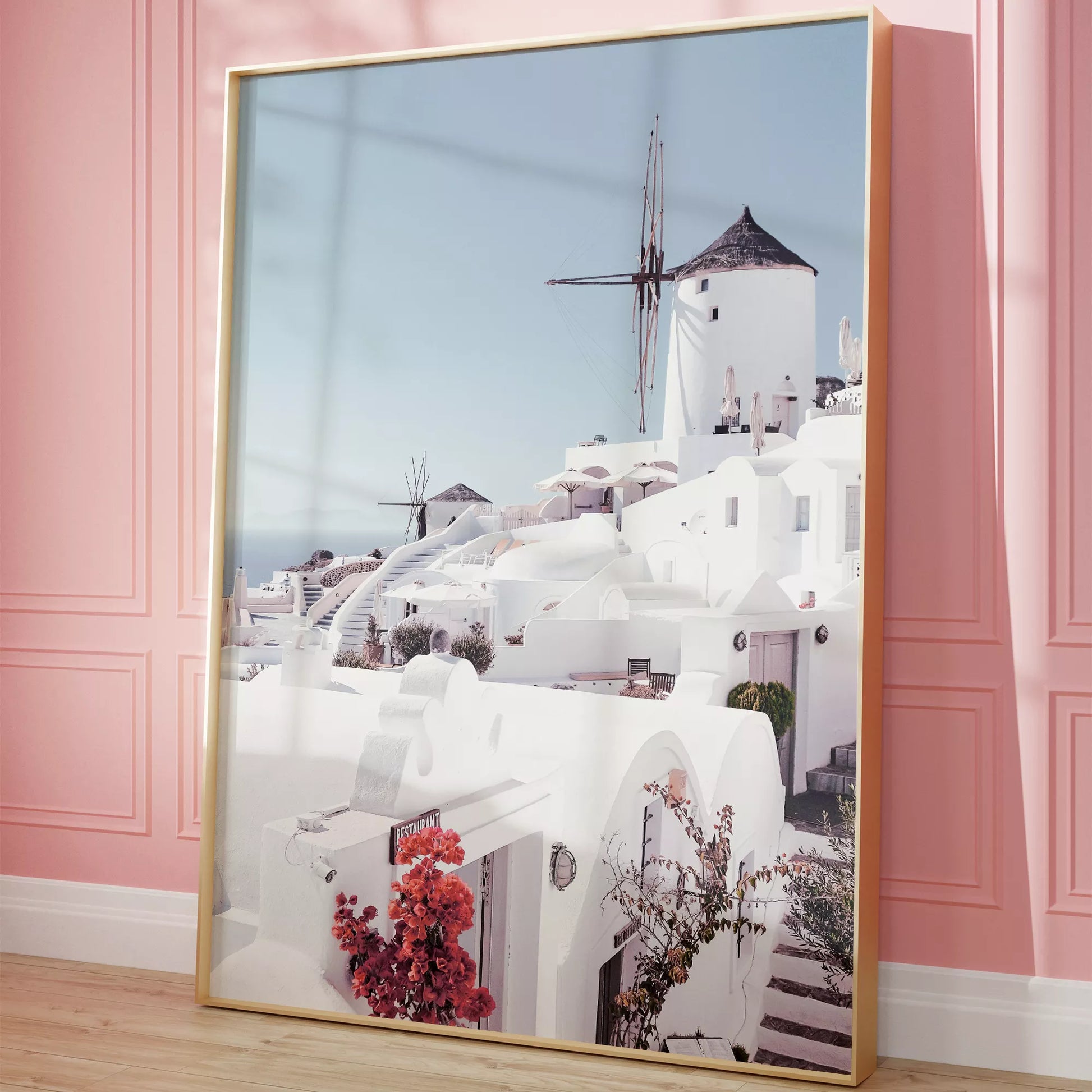 サントリーニ島の白壁の建物と風車、赤いブーゲンビリアが咲く地中海風景