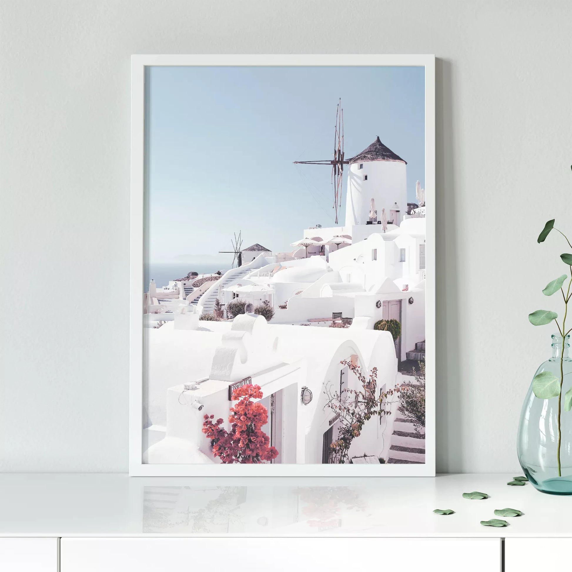 サントリーニ島の白壁の建物と風車、赤いブーゲンビリアが咲く地中海風景