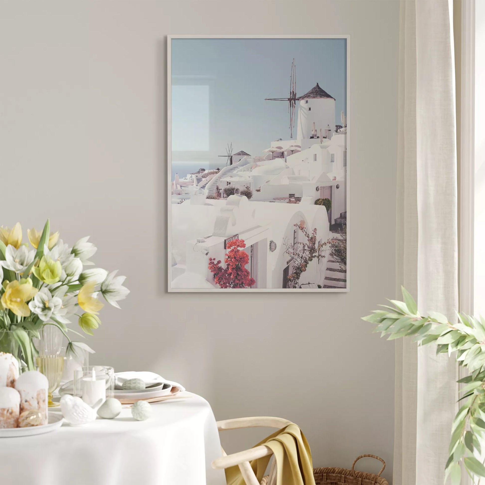 サントリーニ島の白壁の建物と風車、赤いブーゲンビリアが咲く地中海風景