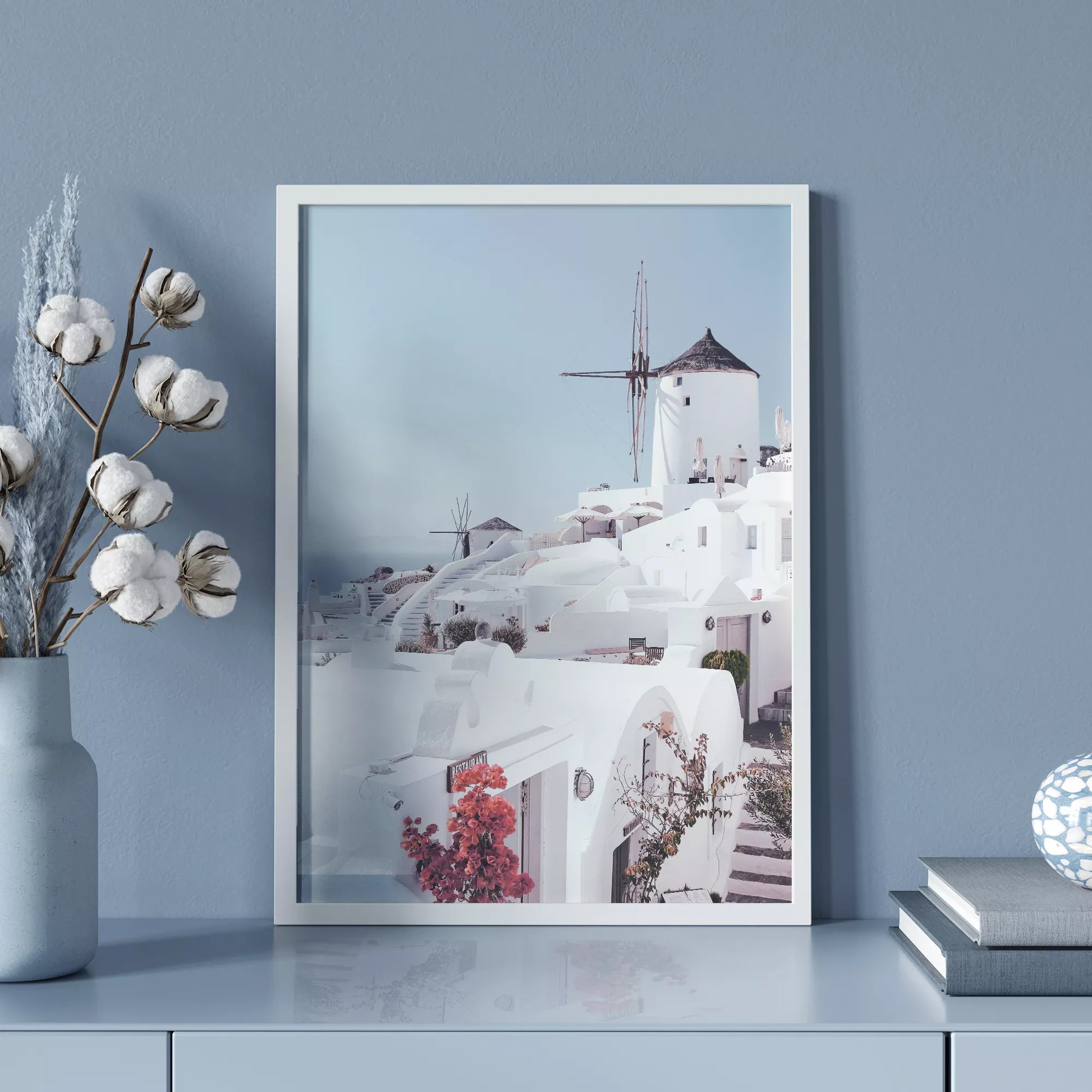 サントリーニ島の白壁の建物と風車、赤いブーゲンビリアが咲く地中海風景