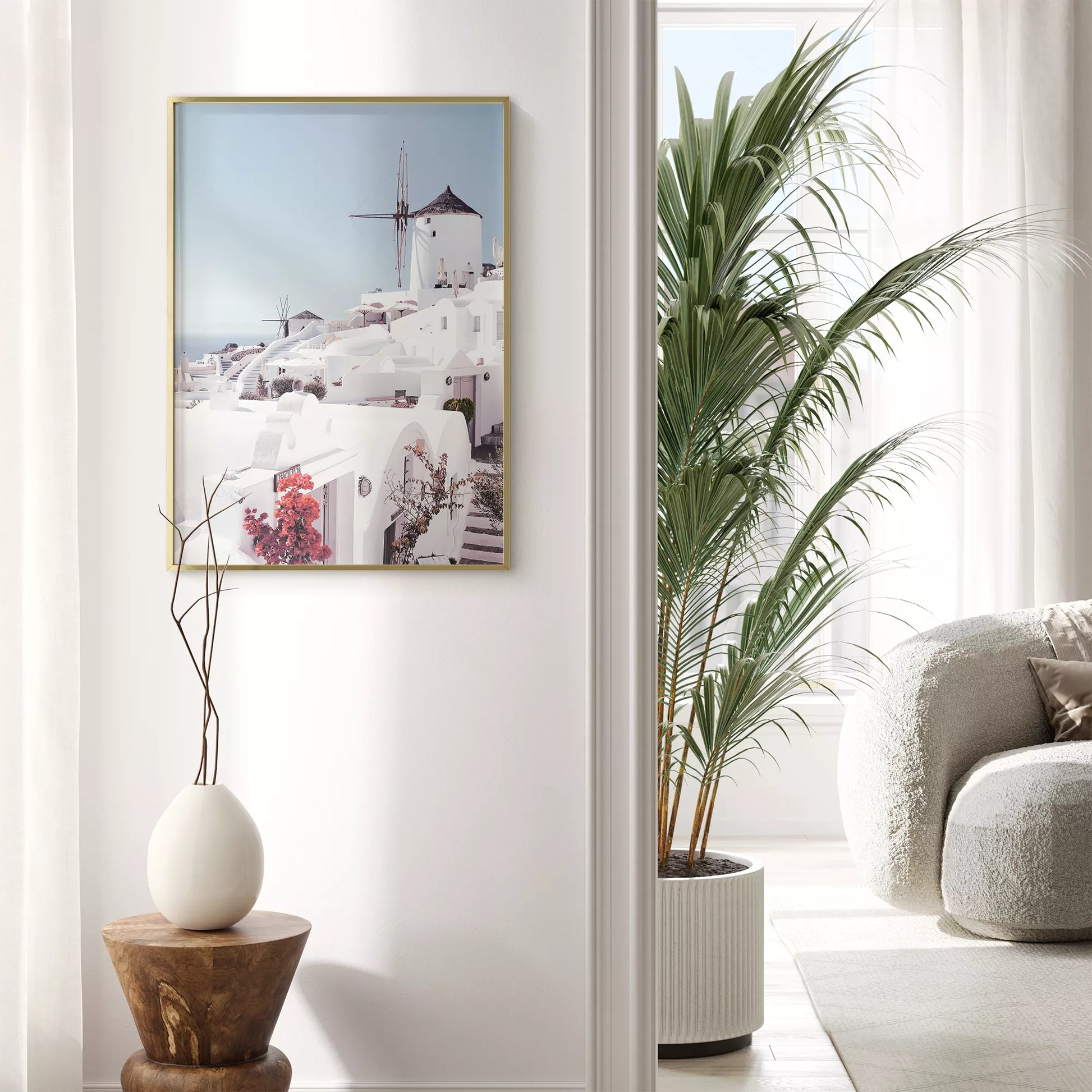 サントリーニ島の白壁の建物と風車、赤いブーゲンビリアが咲く地中海風景