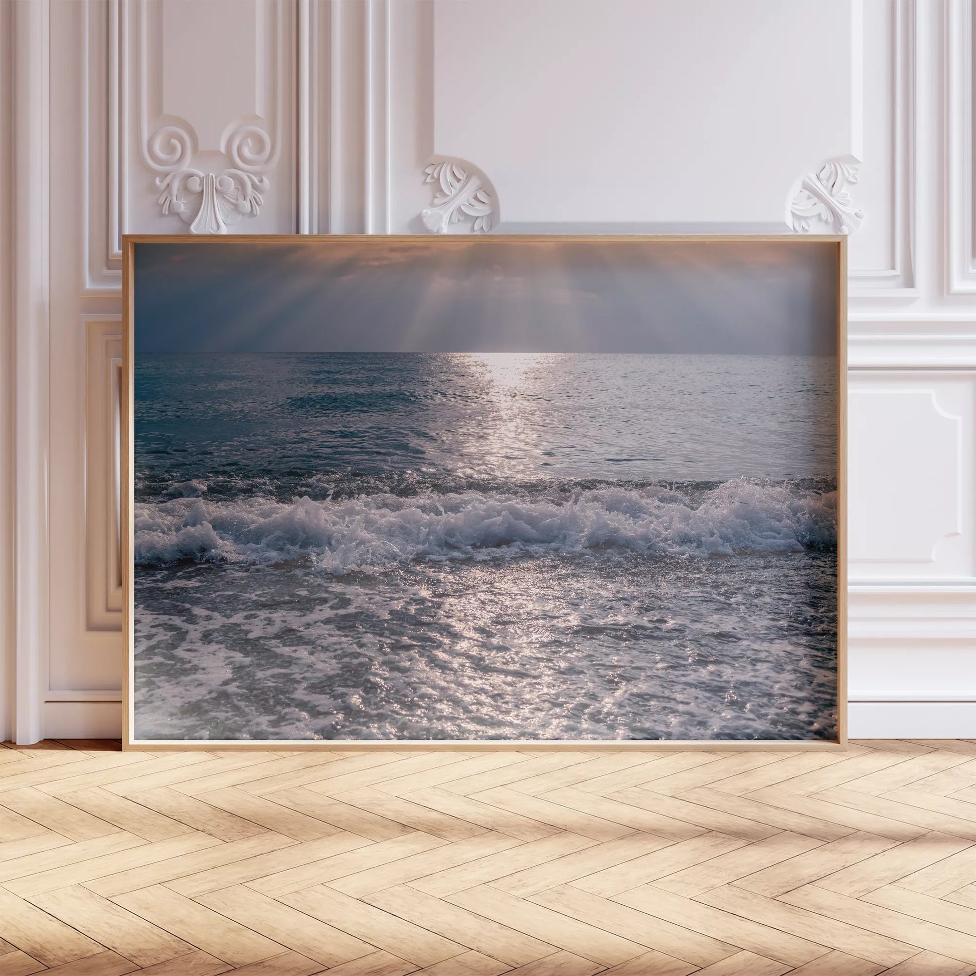 太陽の光が反射する青い海面と白い波の風景写真