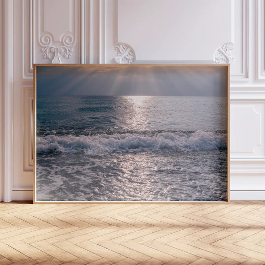 太陽の光が反射する青い海面と白い波の風景写真