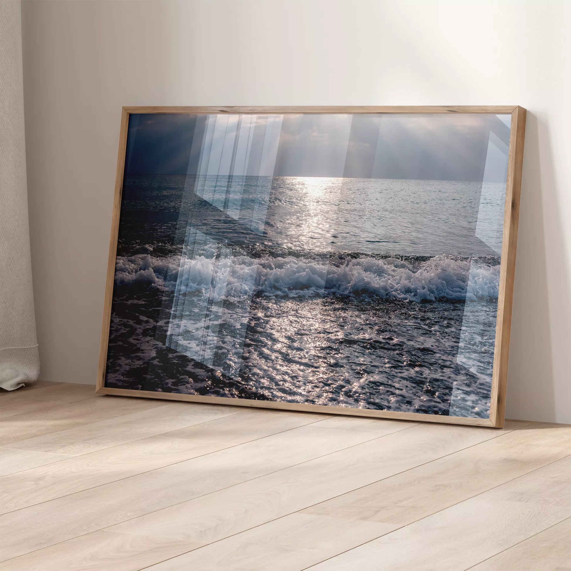 太陽の光が反射する青い海面と白い波の風景写真