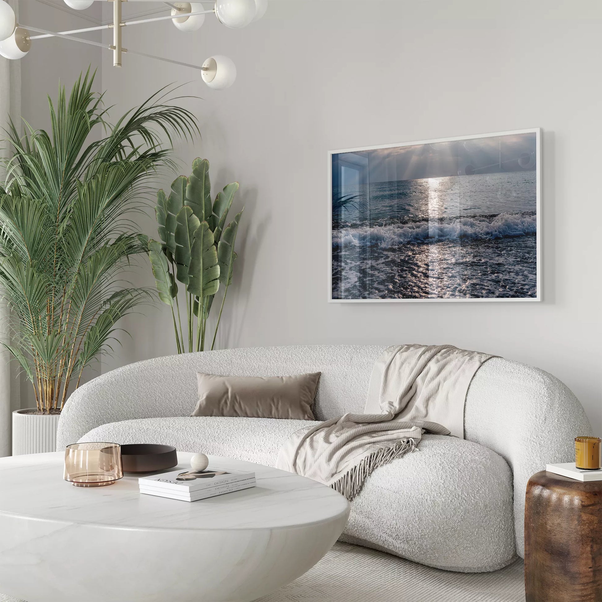 太陽の光が反射する青い海面と白い波の風景写真