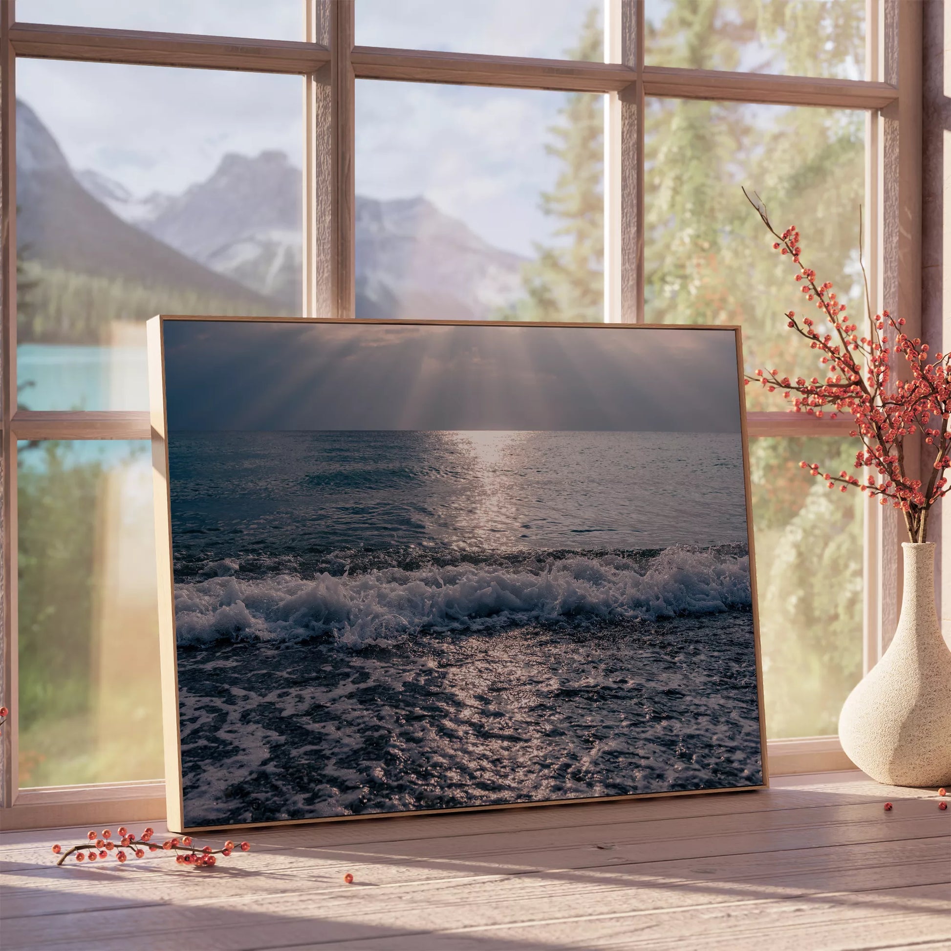 太陽の光が反射する青い海面と白い波の風景写真