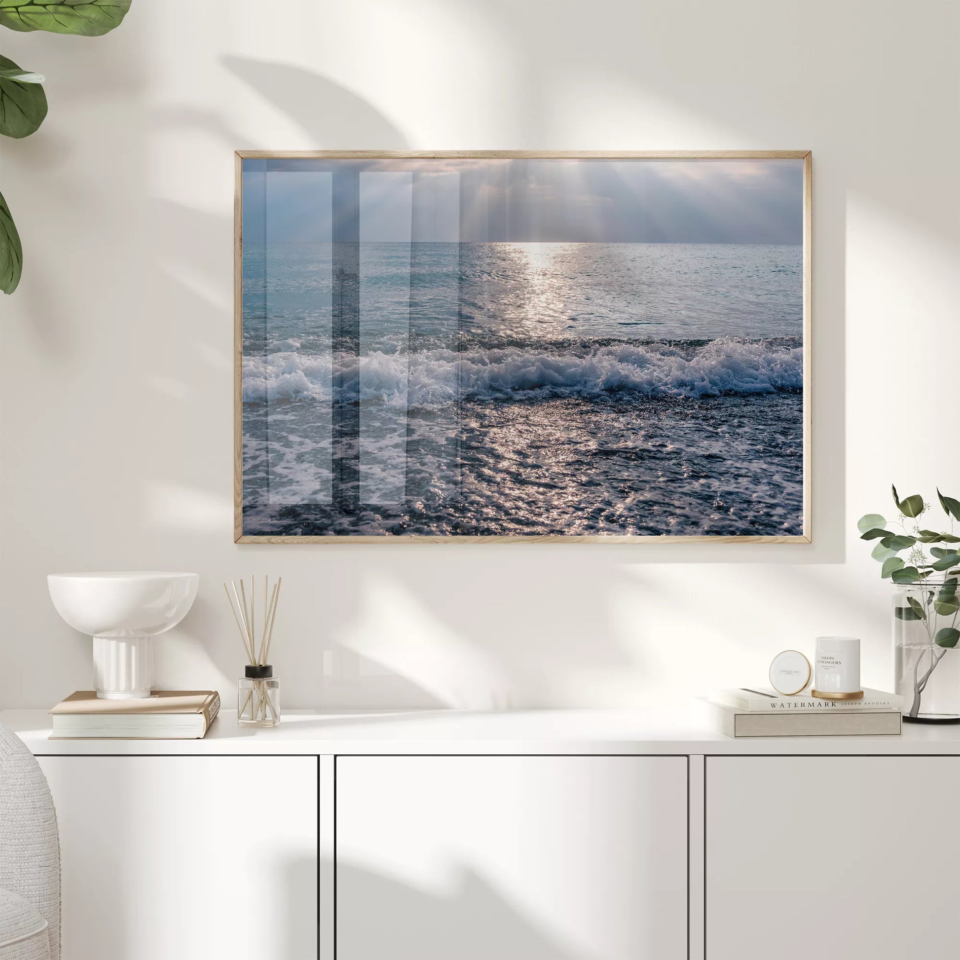 太陽の光が反射する青い海面と白い波の風景写真