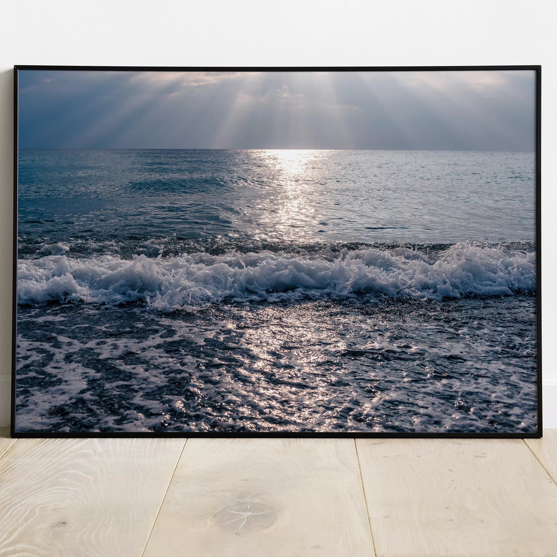 太陽の光が反射する青い海面と白い波の風景写真