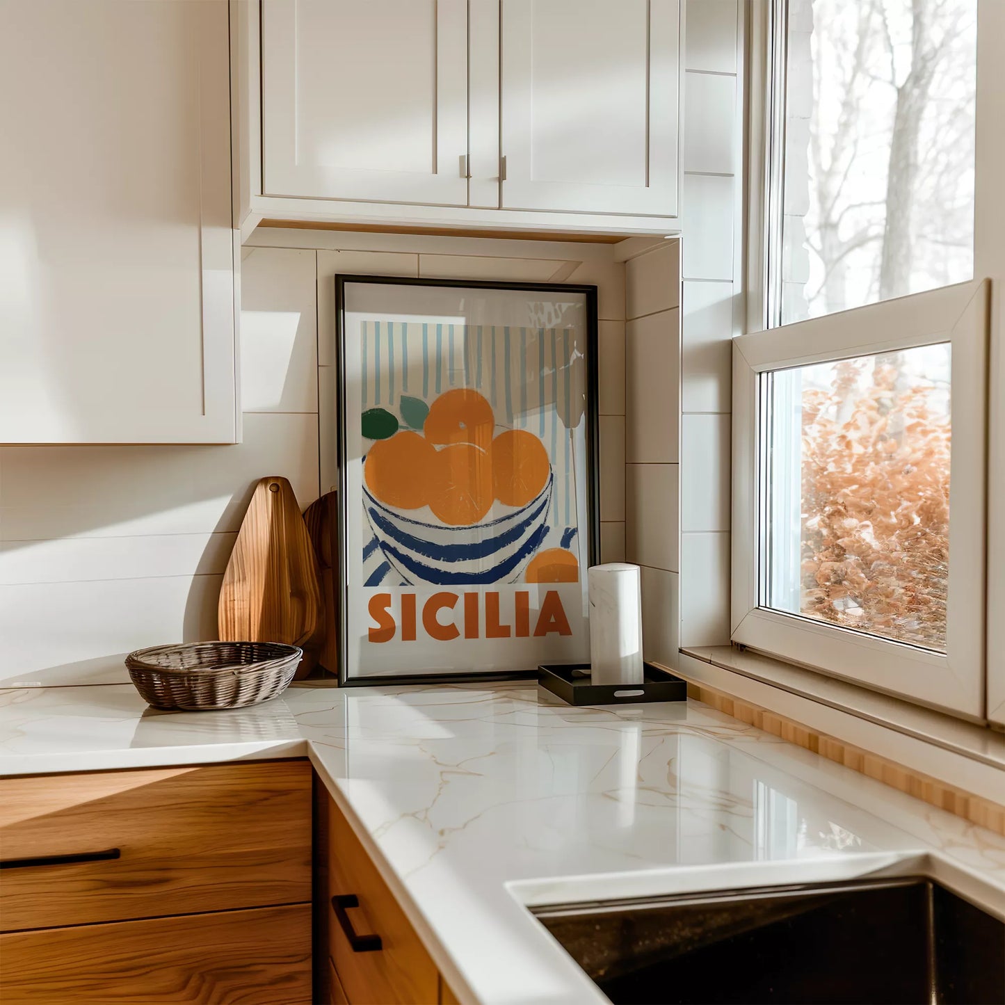 シチリアオレンジのレトロなアートポスター、青いボウルと縞模様の背景