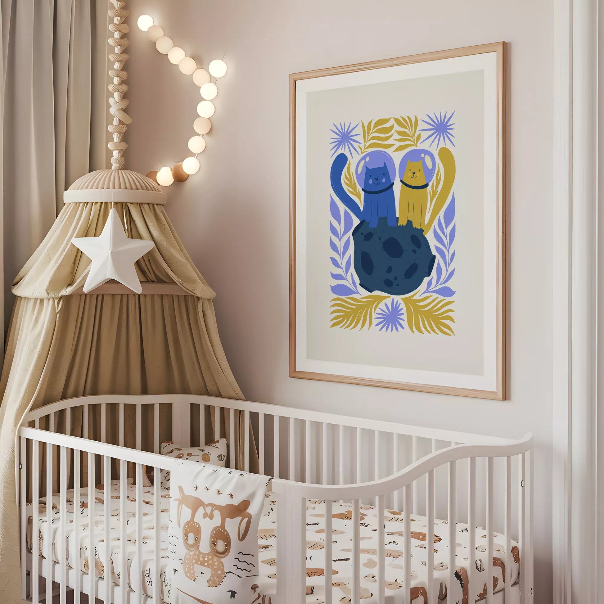 宇宙飛行士の猫2匹が月面で友情を育むボタニカル装飾の子供部屋用アートポスター