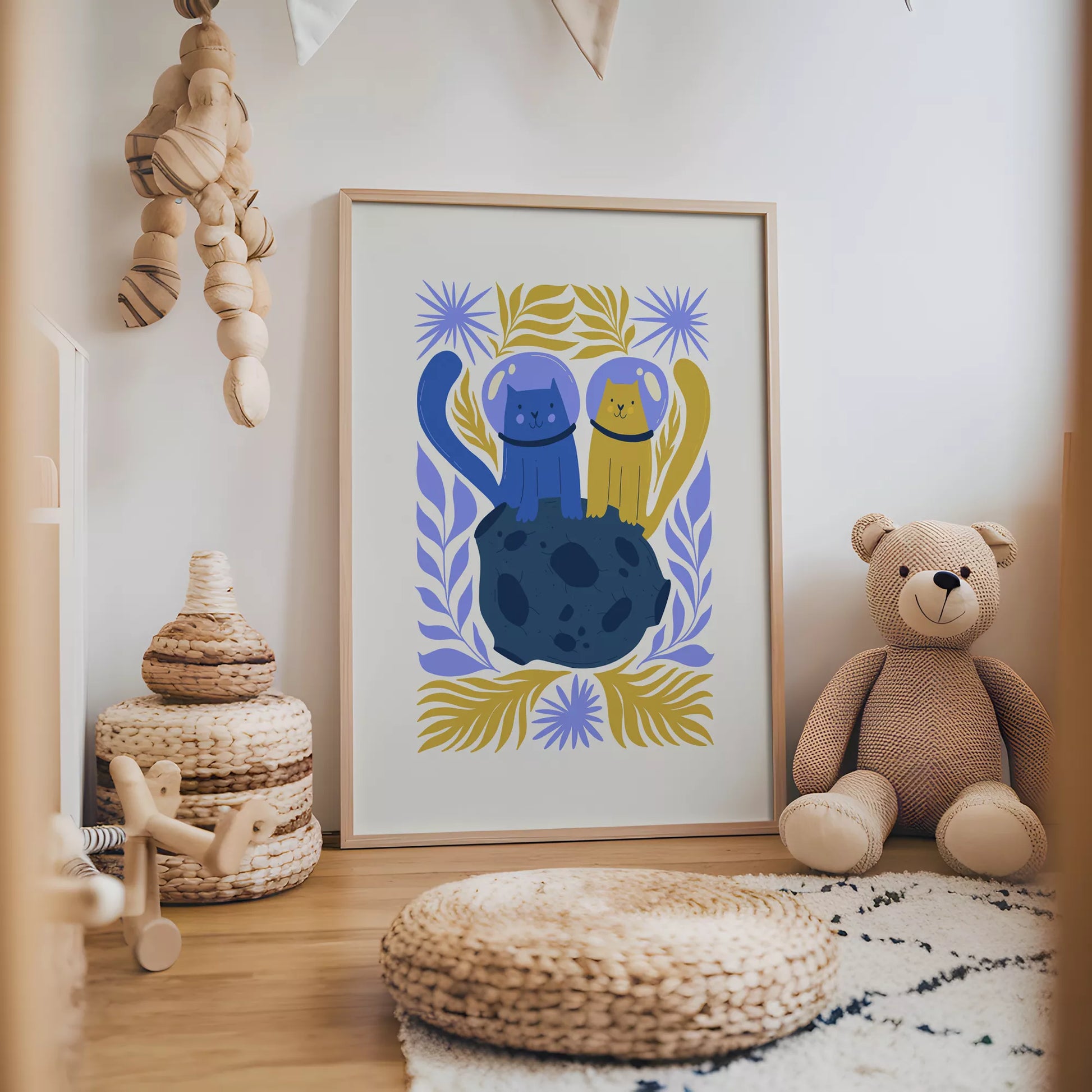 宇宙飛行士の猫2匹が月面で友情を育むボタニカル装飾の子供部屋用アートポスター