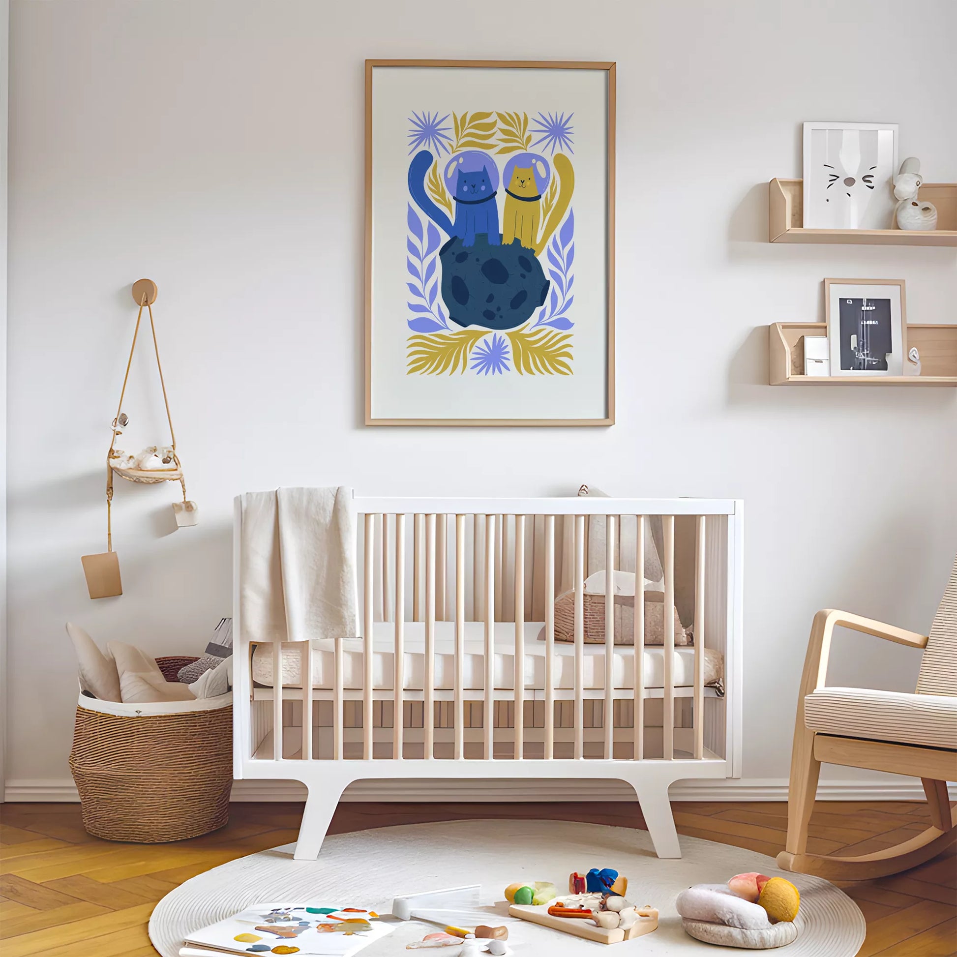 宇宙飛行士の猫2匹が月面で友情を育むボタニカル装飾の子供部屋用アートポスター