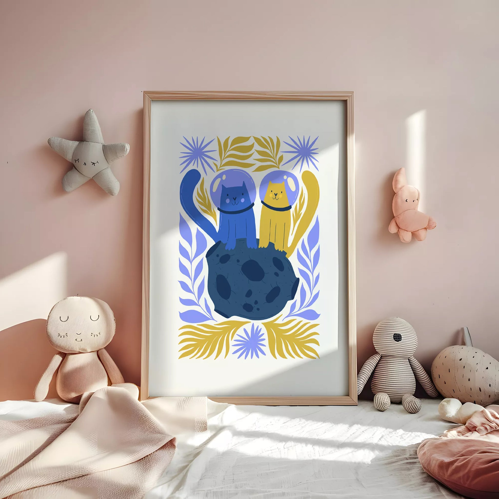 宇宙飛行士の猫2匹が月面で友情を育むボタニカル装飾の子供部屋用アートポスター