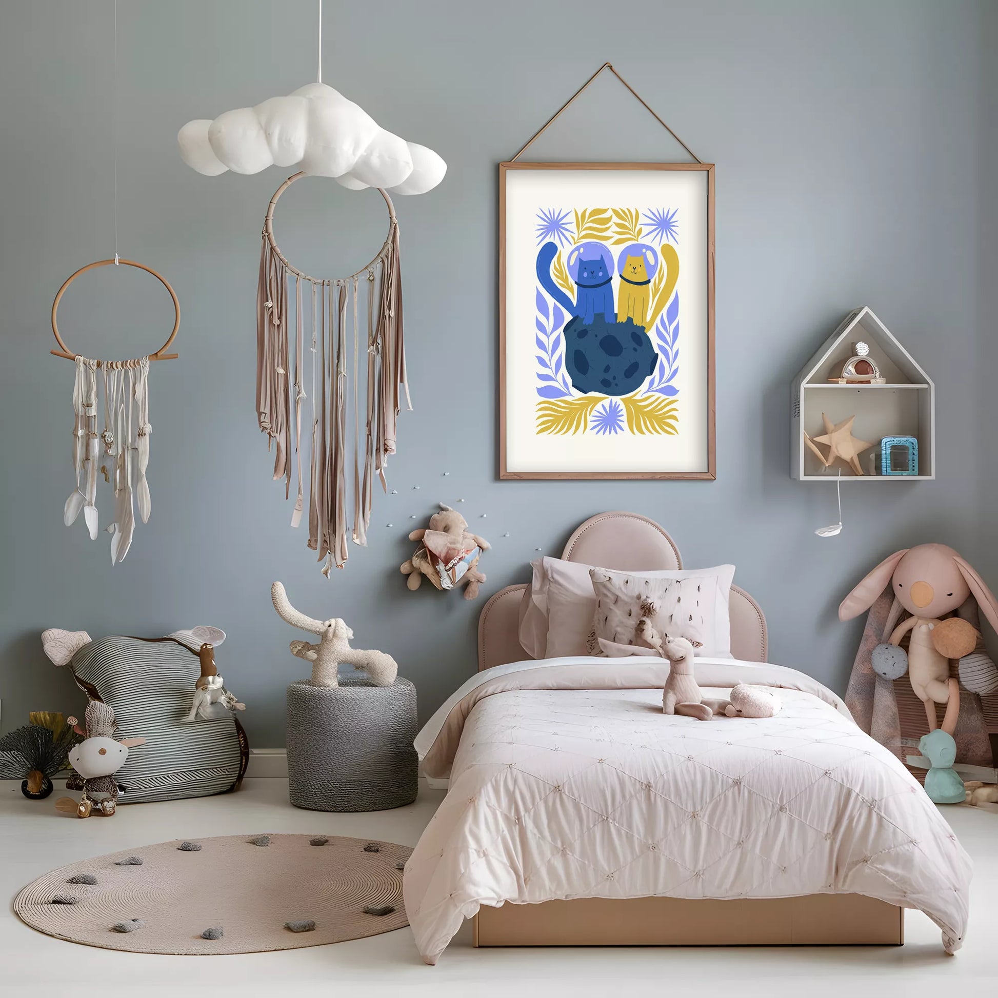 宇宙飛行士の猫2匹が月面で友情を育むボタニカル装飾の子供部屋用アートポスター