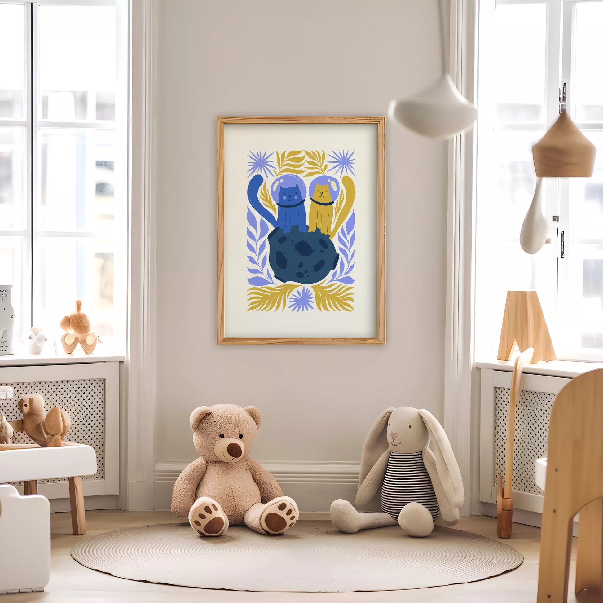 宇宙飛行士の猫2匹が月面で友情を育むボタニカル装飾の子供部屋用アートポスター