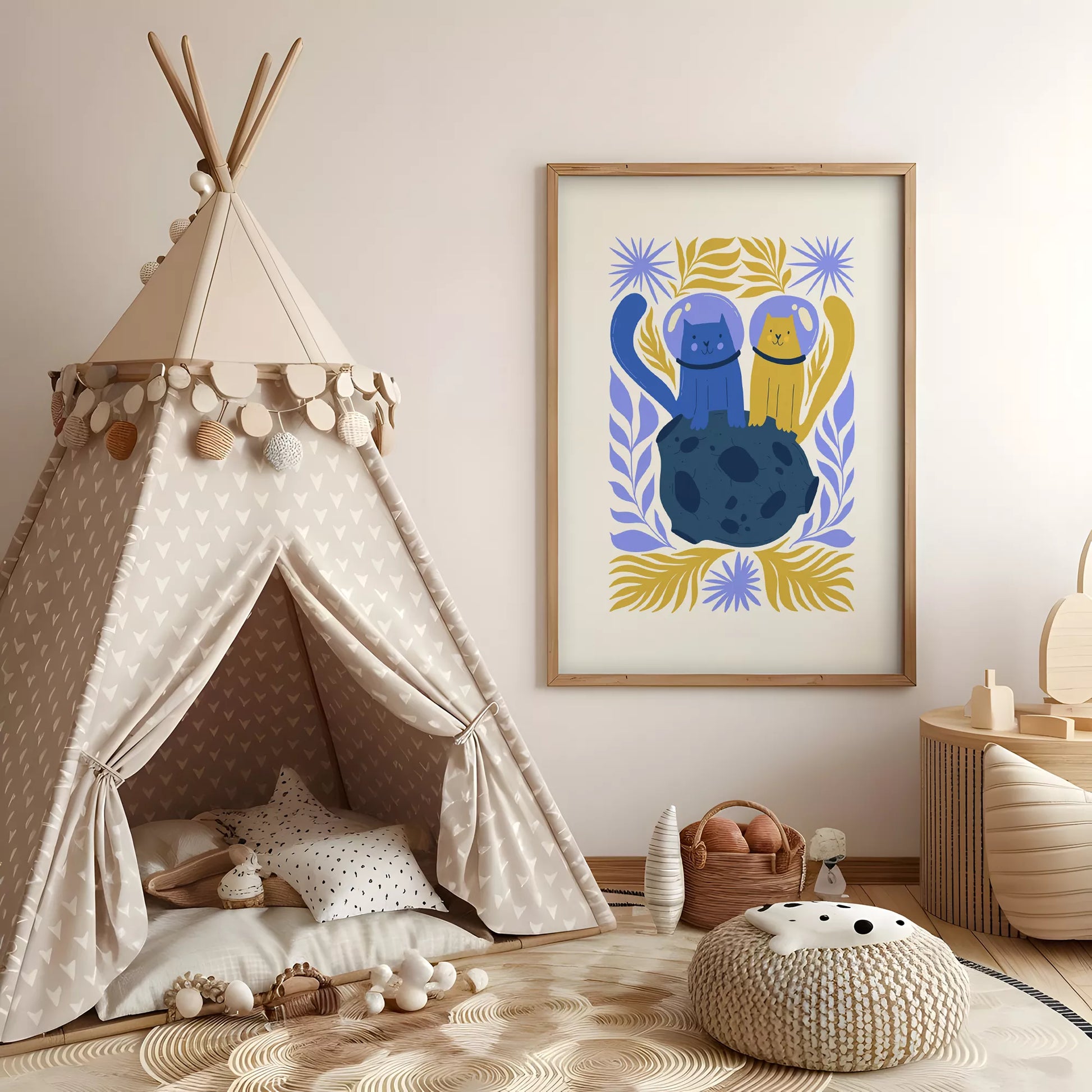 宇宙飛行士の猫2匹が月面で友情を育むボタニカル装飾の子供部屋用アートポスター